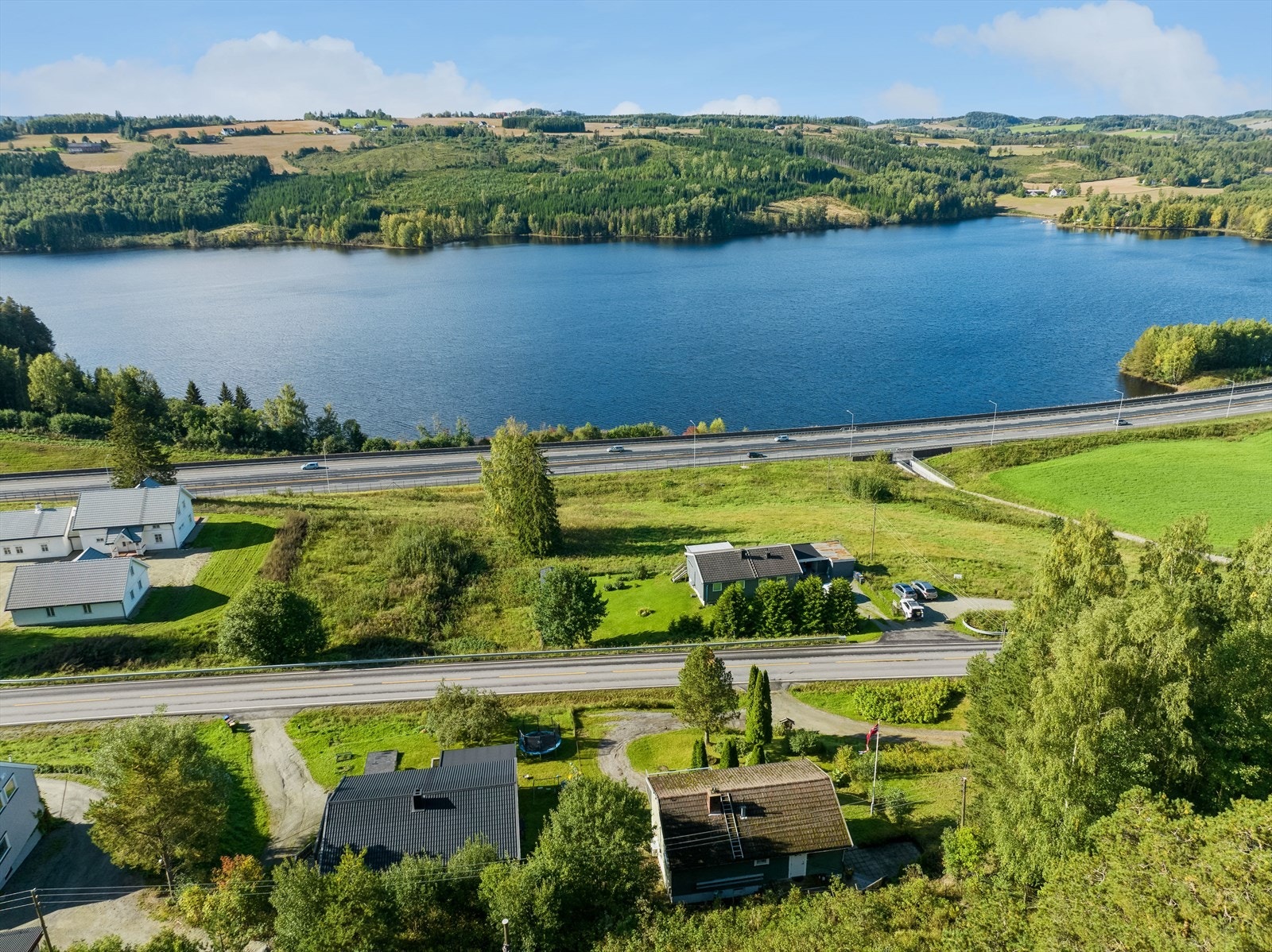 Eiendommen ligger idyllisk til i landlige omgivelser like utenfor Brumunddal sentrum med flott usikt over Mjøsa. Galleribilde