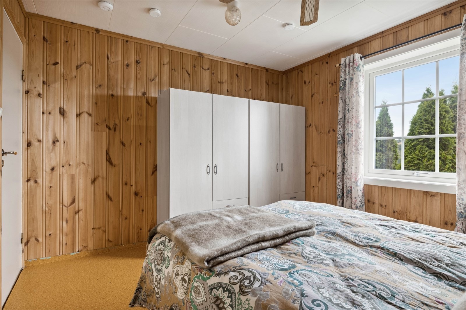 Begge soverommene har god plass til dobbeltseng og garderobeløsning.
Hovedsoverom. Galleribilde