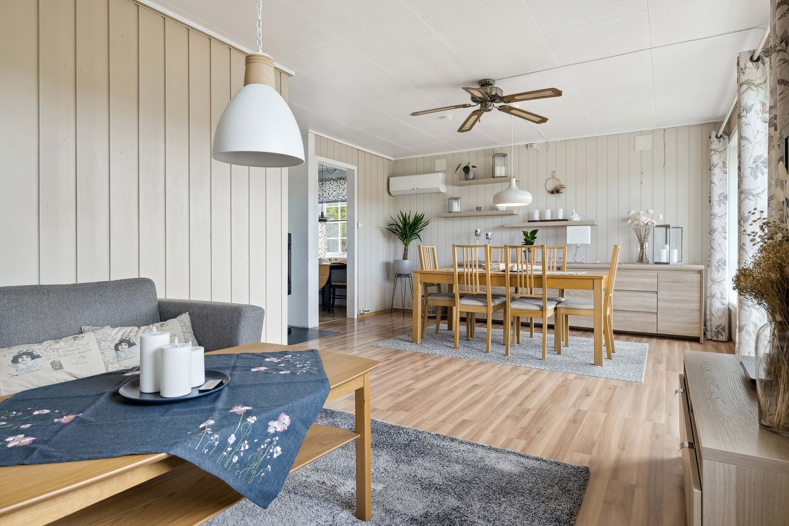 Her er det plass til sofagruppe, TV møblement og spisegruppe. Galleribilde