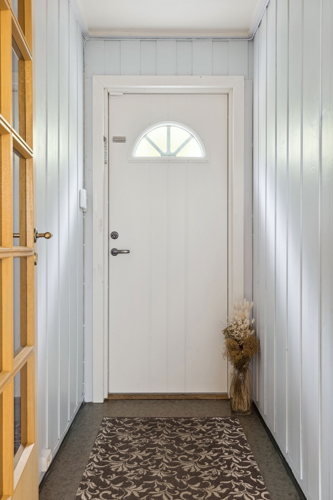 Du ønskes velkommen inn i entréen i 1. etasje som fører videre inn i gangen. Galleribilde