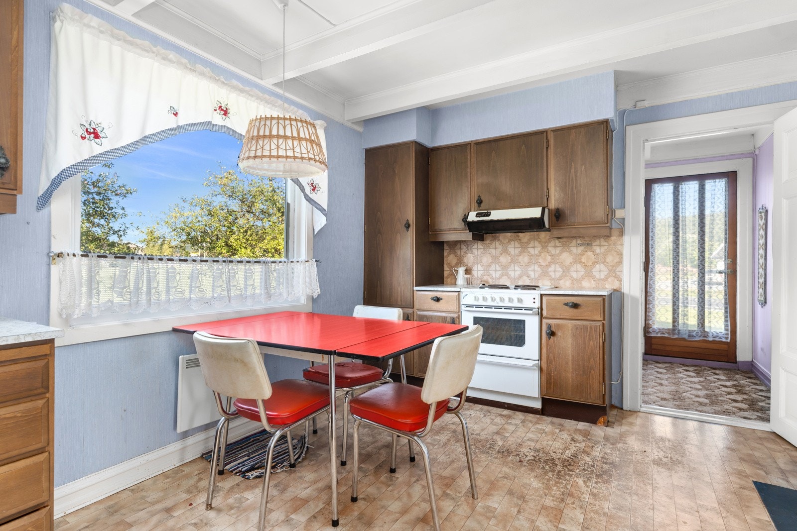 Kjøkken med plass til kjøkkenbord Galleribilde