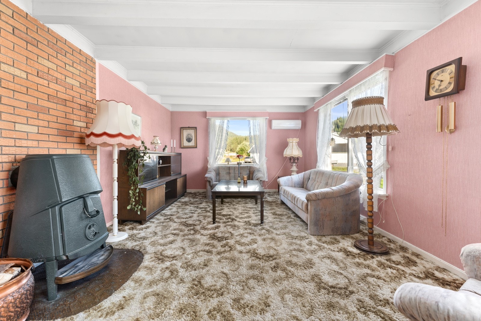 I stua er det både varmepumpe og vedovn. Galleribilde