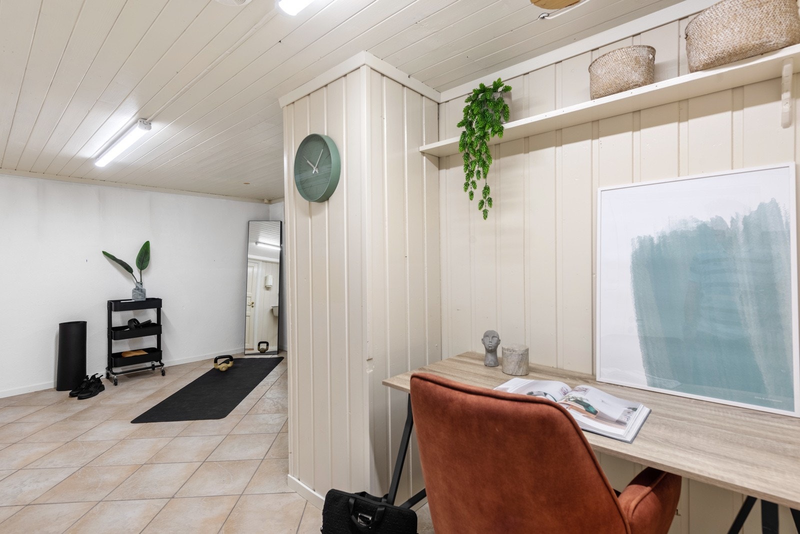 Dette praktiske rommet er tatt i bruk som hjemmekontor og treningsrom! Galleribilde