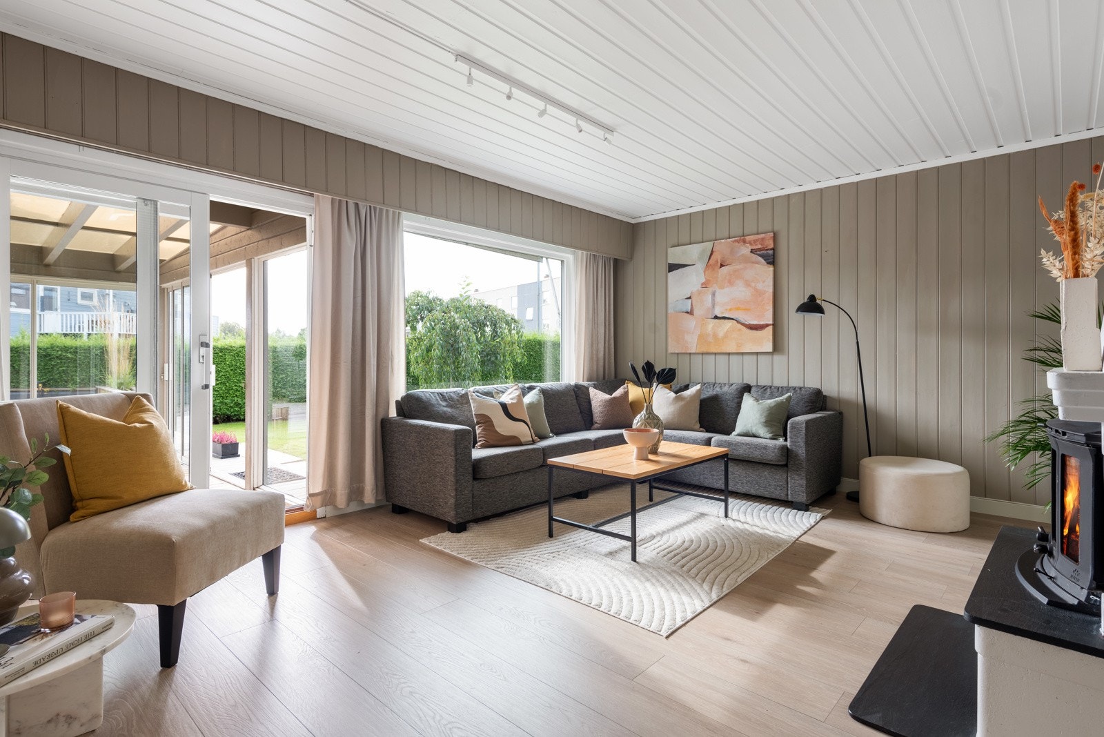 Her er det peisovn for de kalde kveldene, og utgang til den flotte vinterhagen Galleribilde