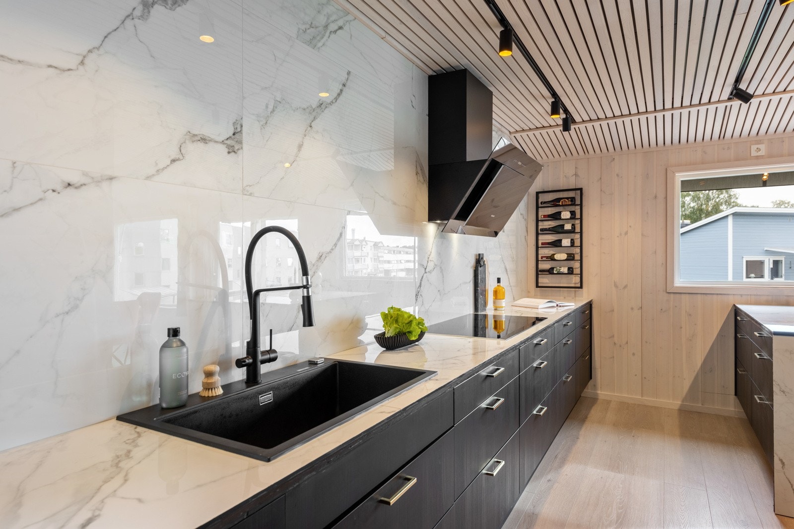 Benkeplaten og backsplash i marmorflis setter prikken over i`en Galleribilde