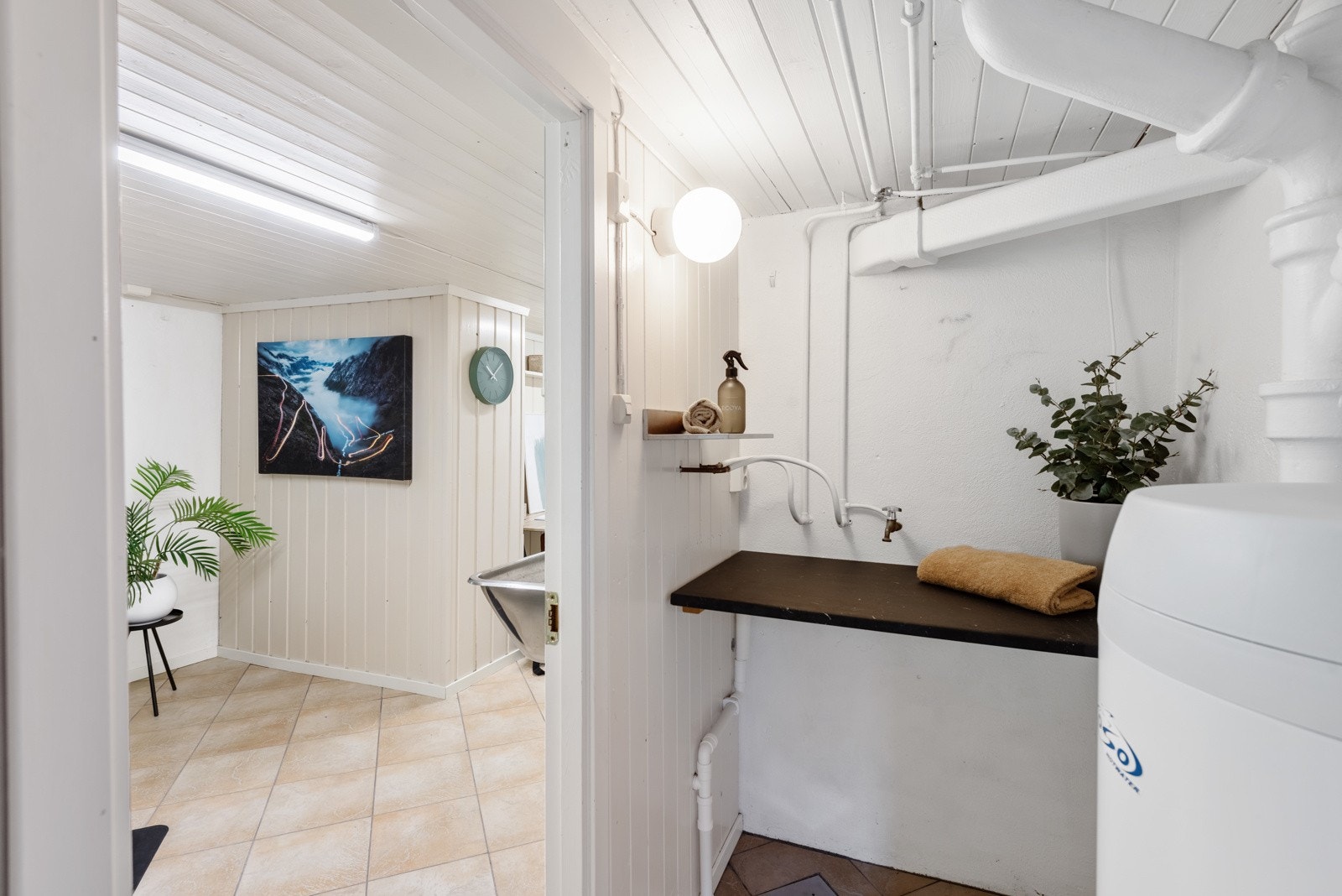 Innenfor treningsrommet ligger vaskerom / gang Galleribilde