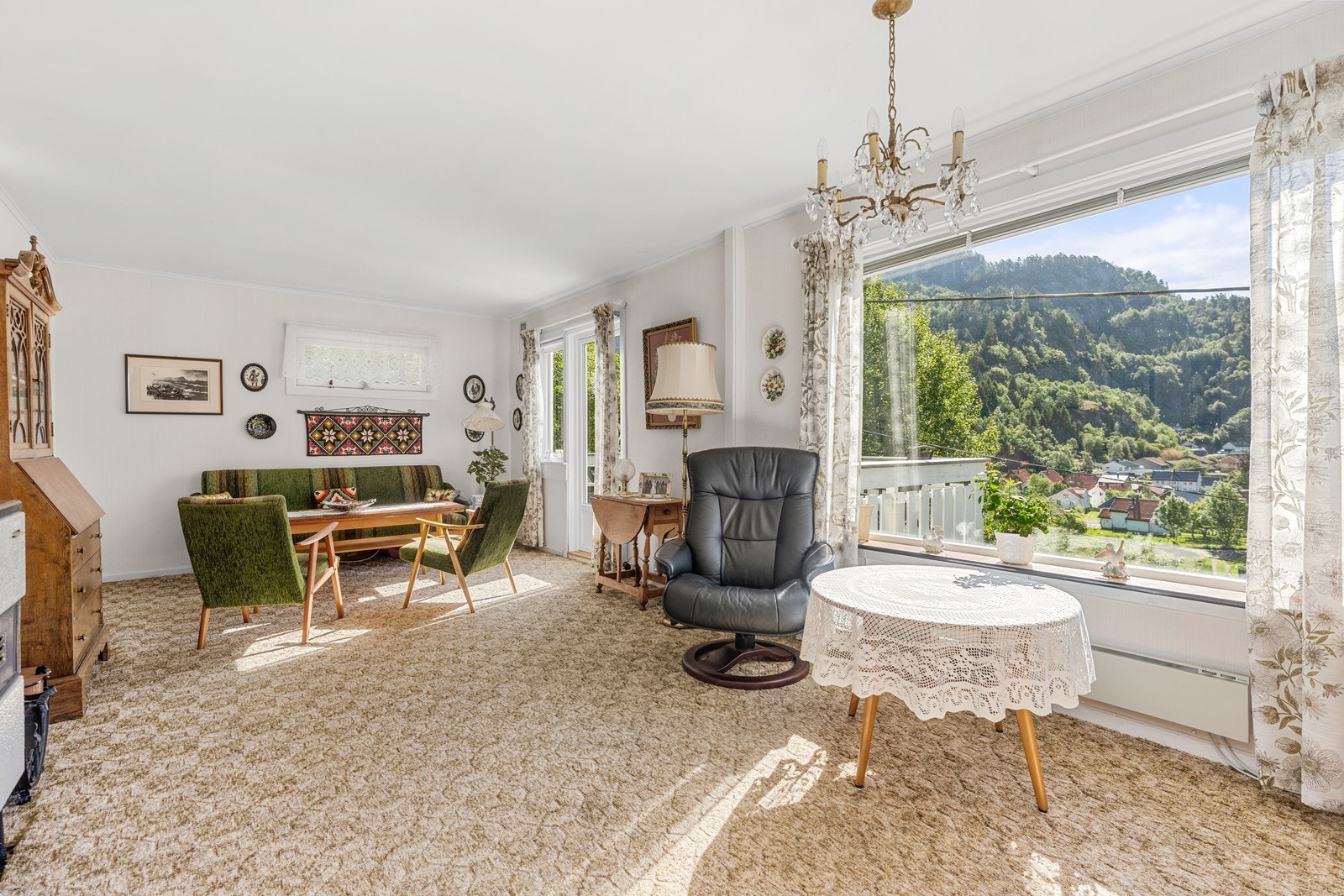 God plass til flere sittegrupper. Galleribilde
