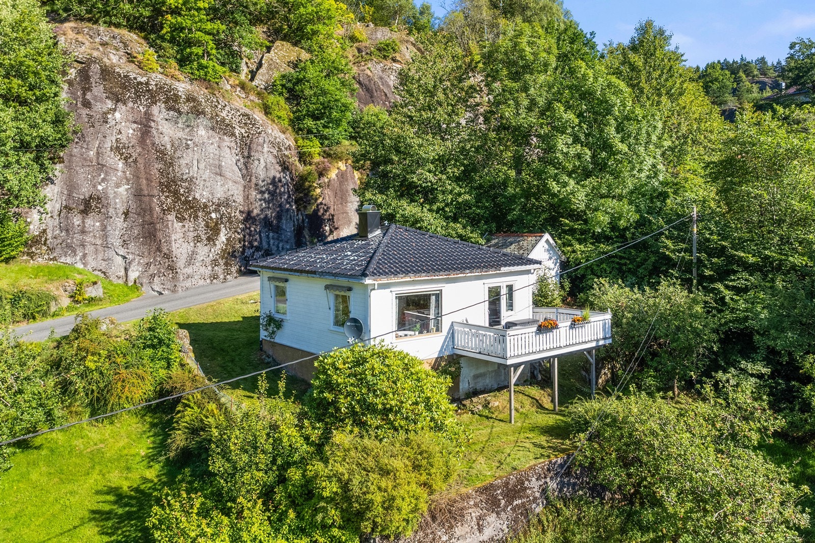 Liten, sjarmerende enebolig med flott utsikt. Galleribilde