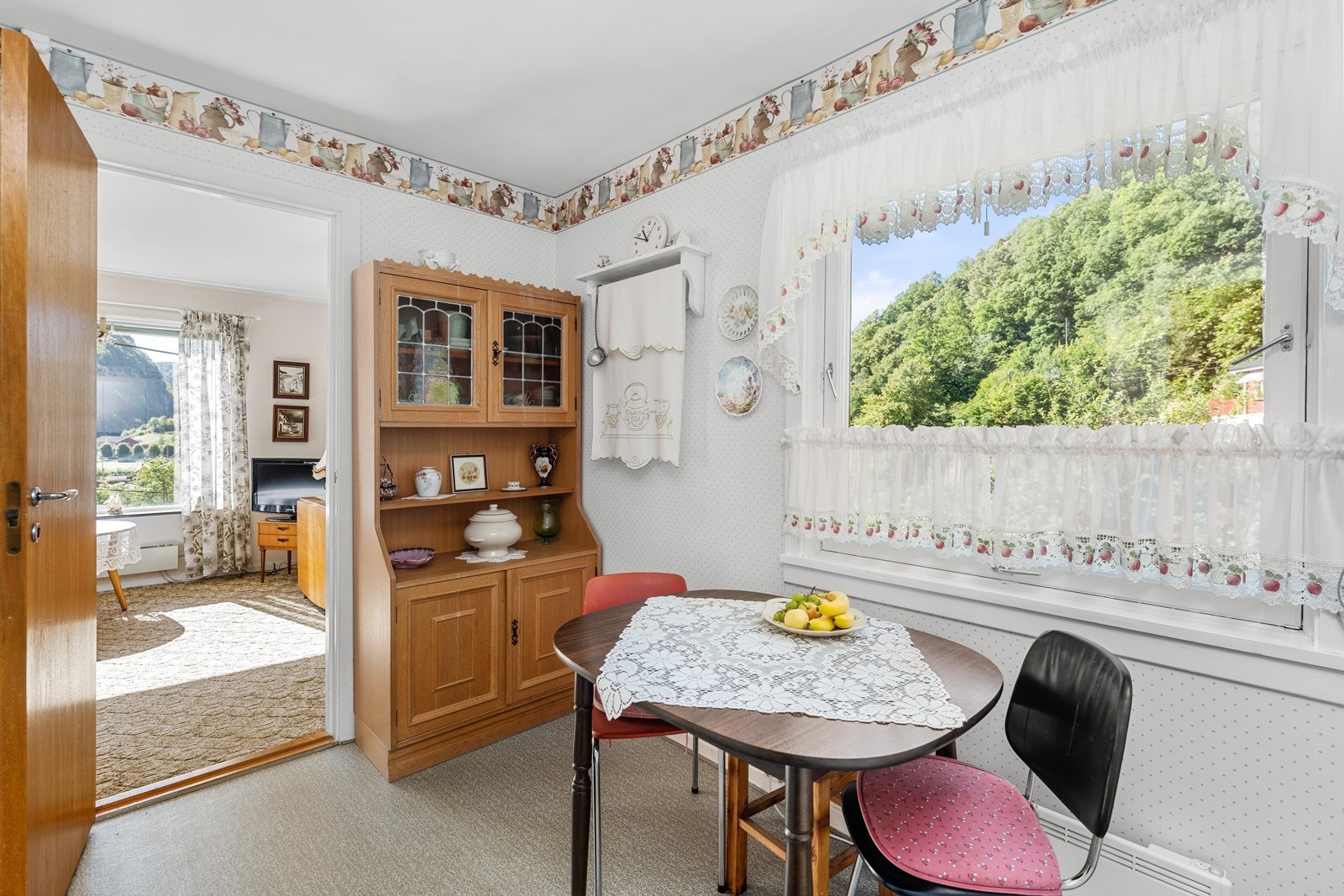 Kjøkken med plass til spisebord. Galleribilde