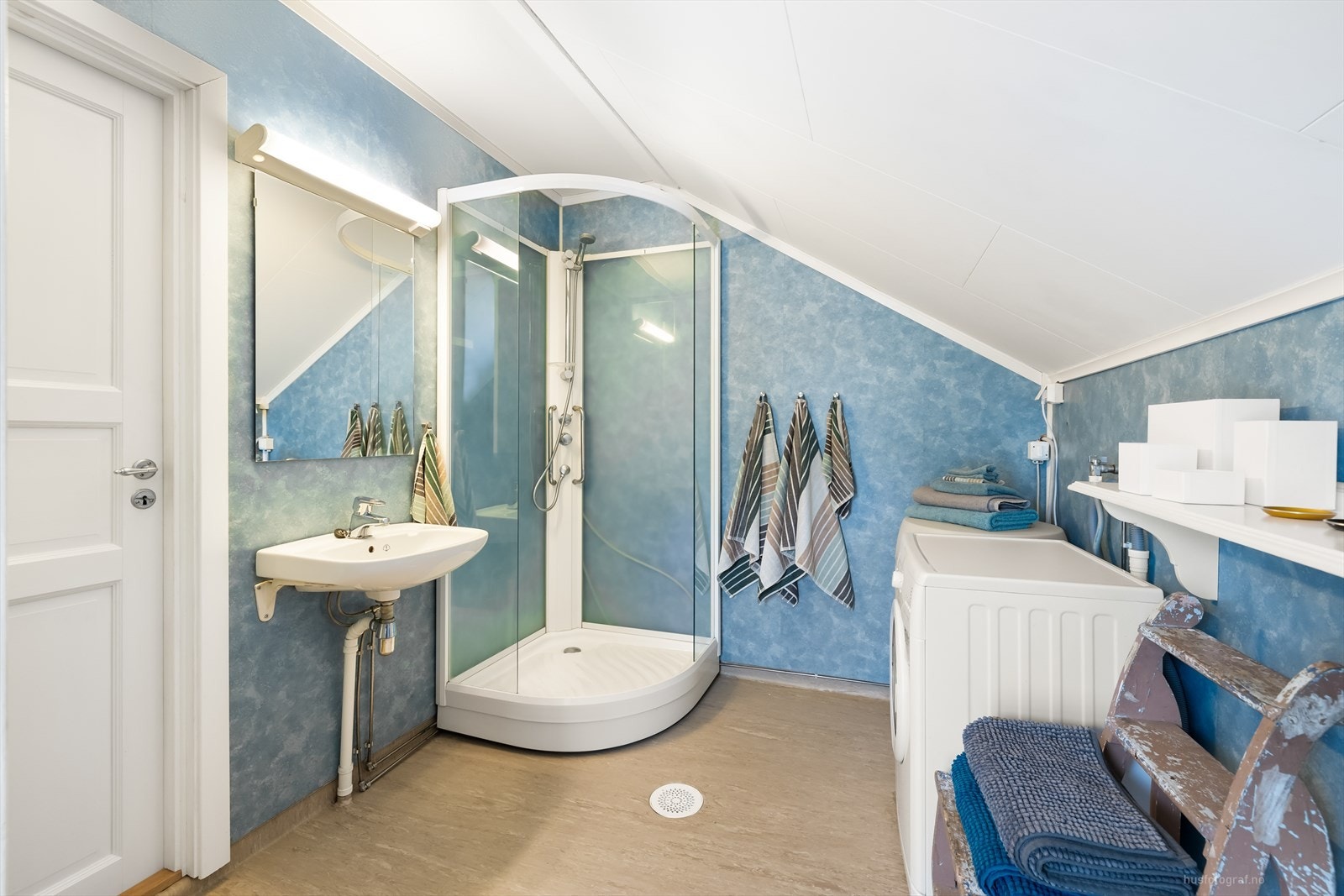 Også badet har en romslig og fin størrelse Galleribilde