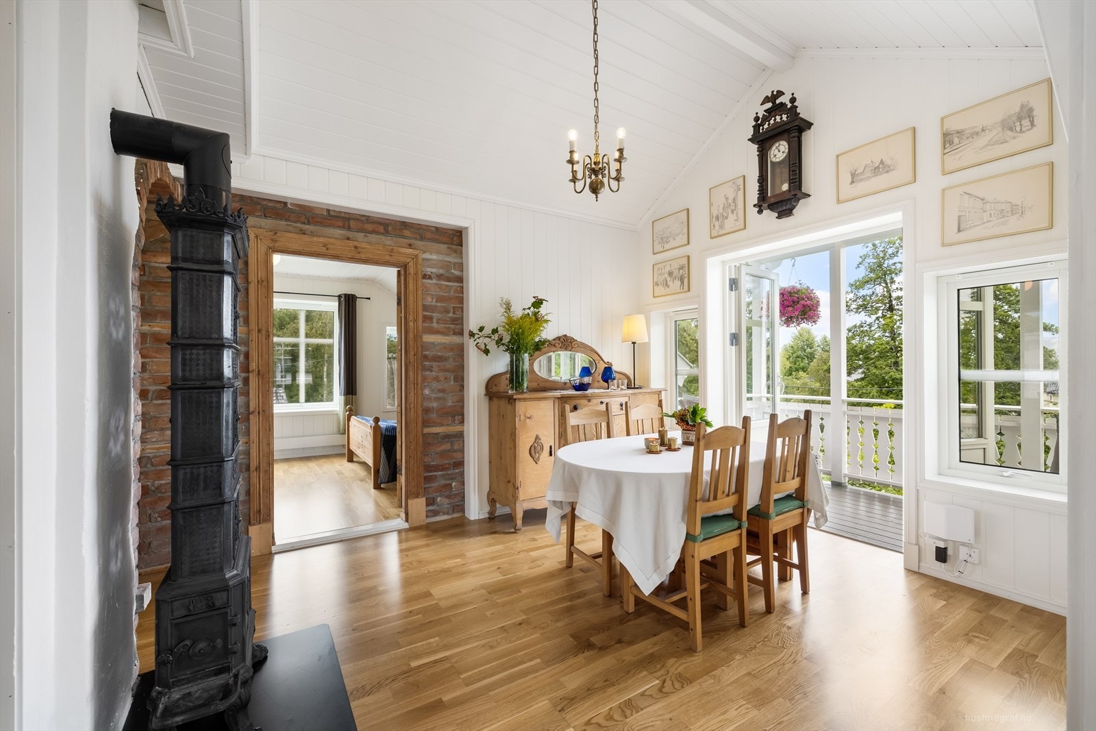 Spisestue med utgang til veranda (legg merke til den lekre ovnen) Galleribilde