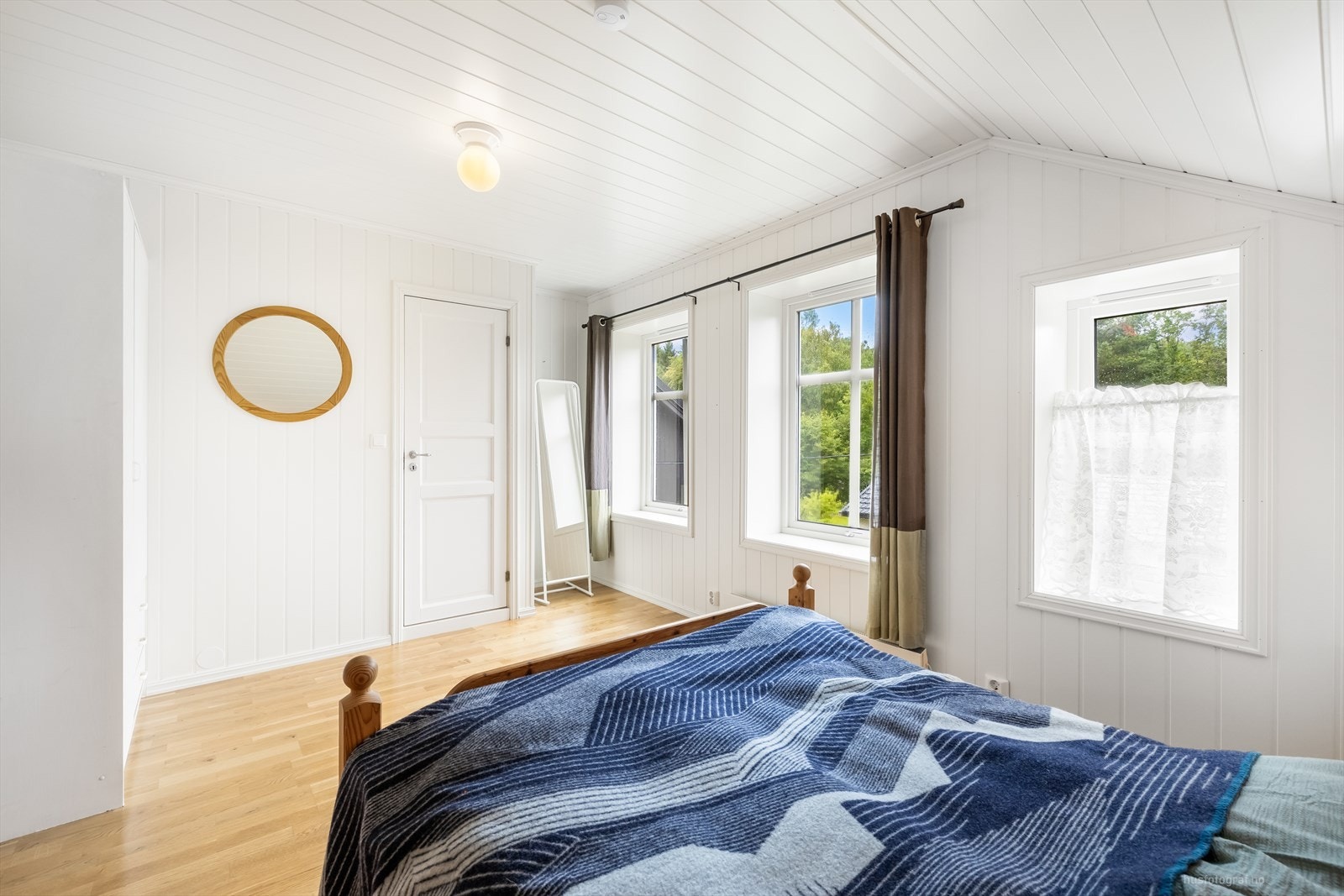 Soverom med dør inn til badet Galleribilde