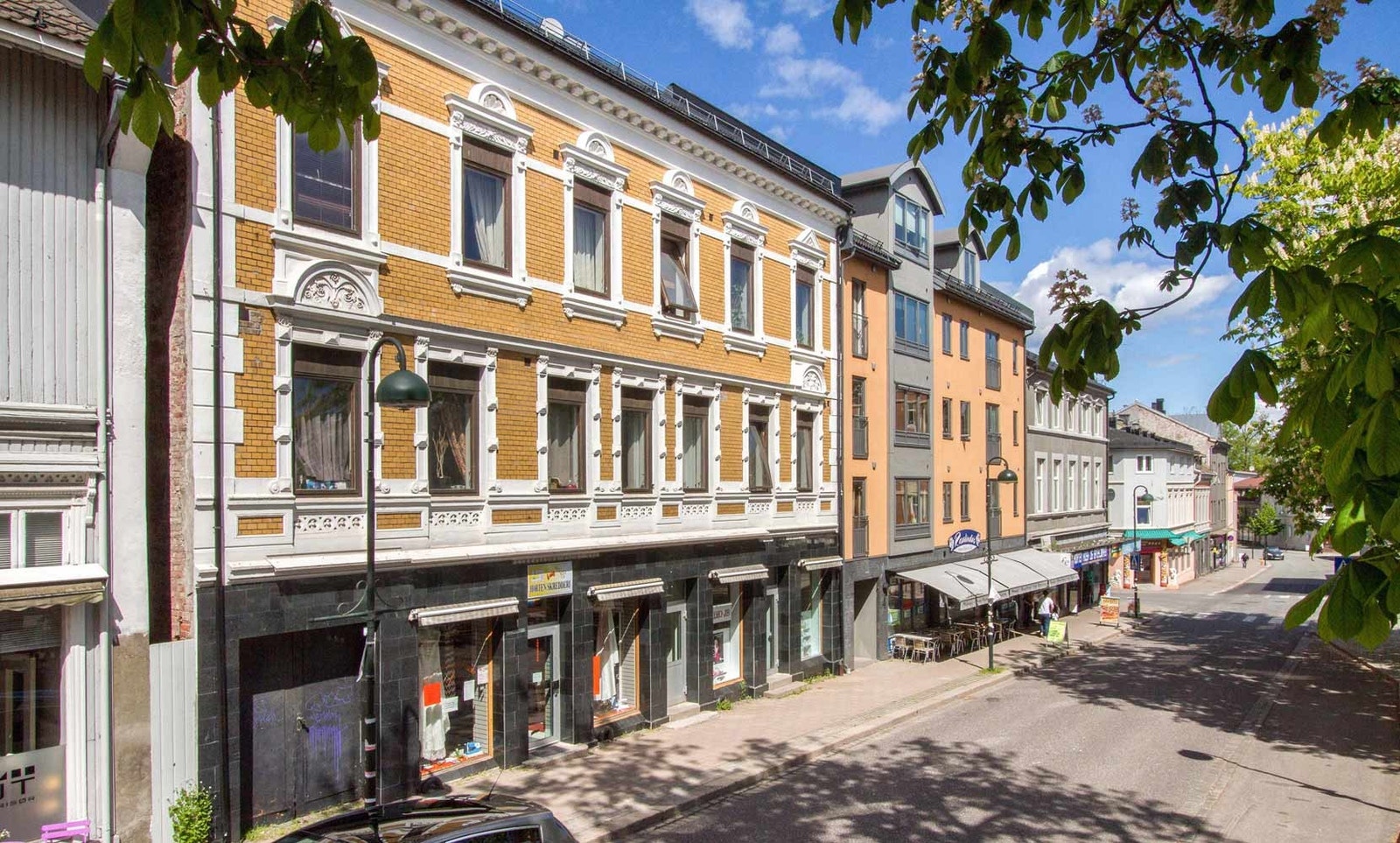 Leiligheten ligger i denne bygården ved torget i Horten sentrum. Galleribilde