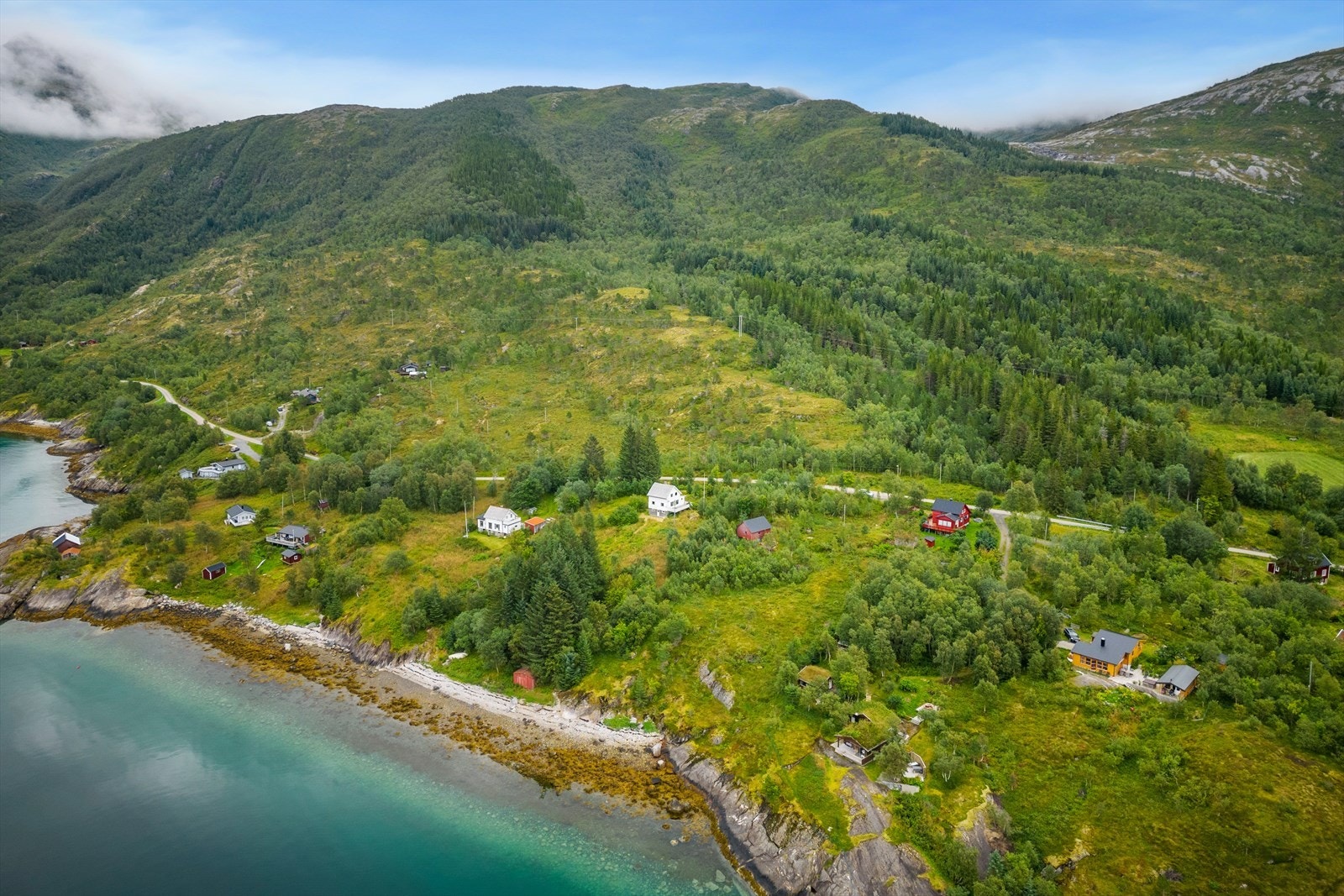 Fantastiske turområder i umiddelbar nærhet, og gode fisk/jaktmuligheter. Galleribilde