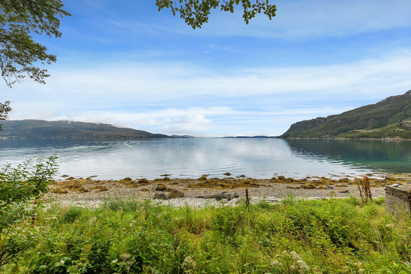 Fritidsbolig beliggende i vakre omgivelser. Sjøtomt på ca. 8633kvm. Galleribilde
