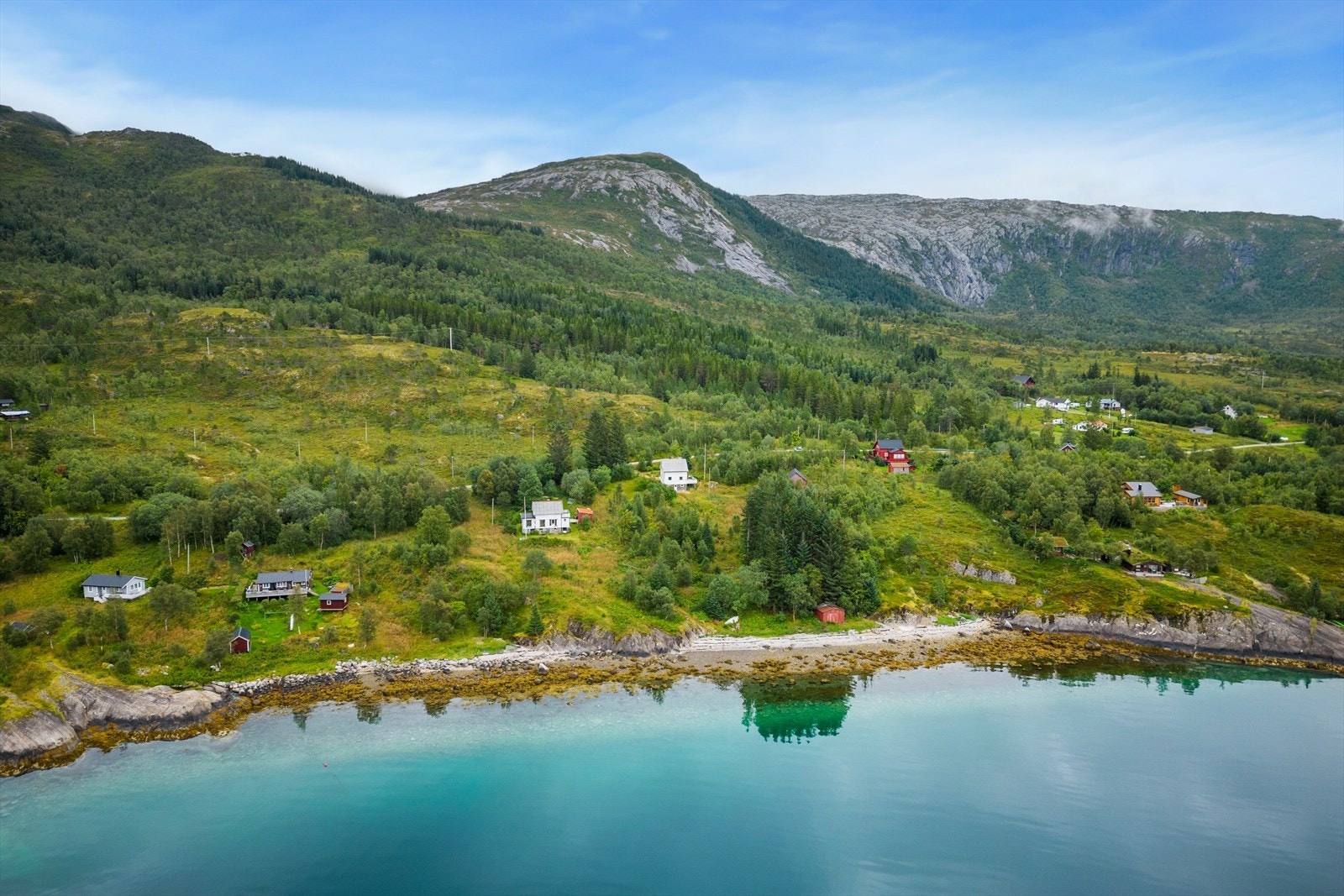 Eiendommen ligger vakkert til, i Sørfjorden i Rødøy kommune i et bolig og hytteområde. Galleribilde