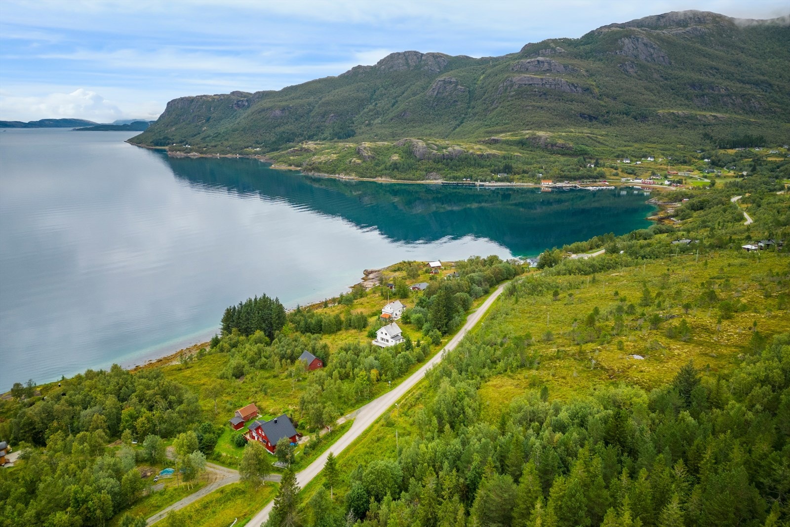 Sørfjorden med butikk, post i butikk, hurtigbåt- og fergekai samt småbåthavn i området Oldervik. Galleribilde