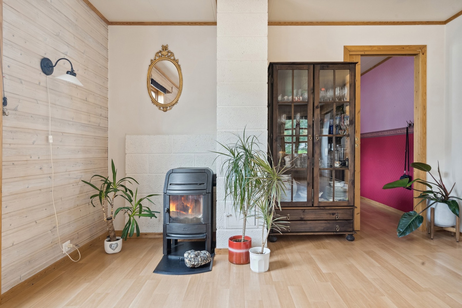 Vedfyring skaper en lun stemning i hjemmet. Galleribilde