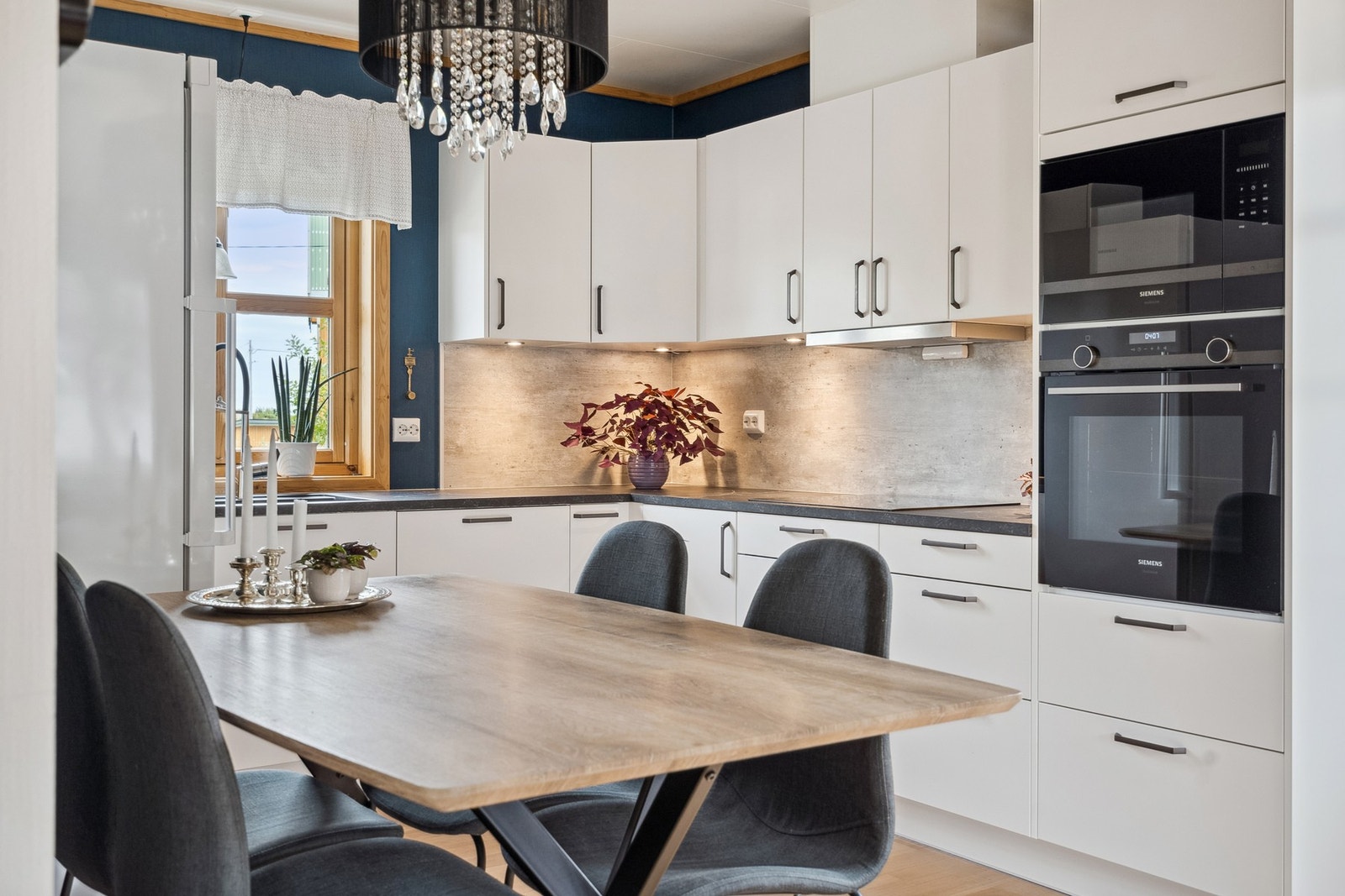 Tidløst og moderne kjøkken fra 2021. Galleribilde