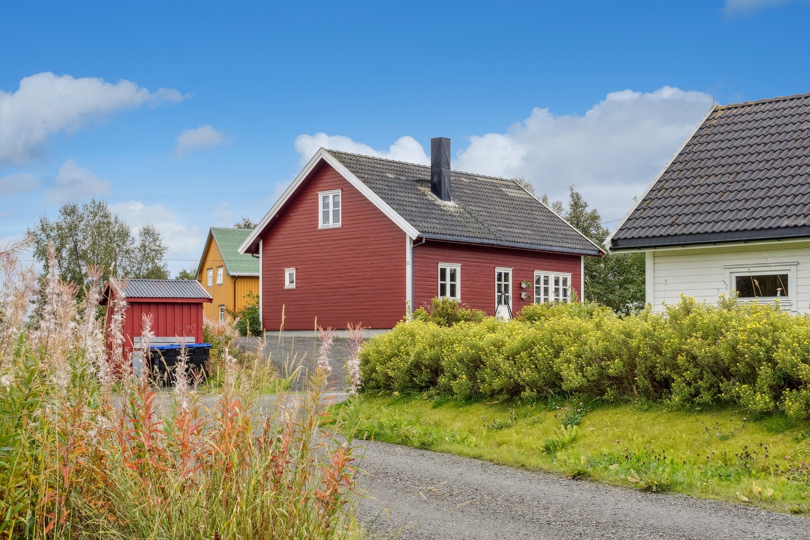 Her bor du sentralt på Ballstadøya med gangavstand til restauranter, cafe, dagligvarebutikk, skole og barnehager. Galleribilde