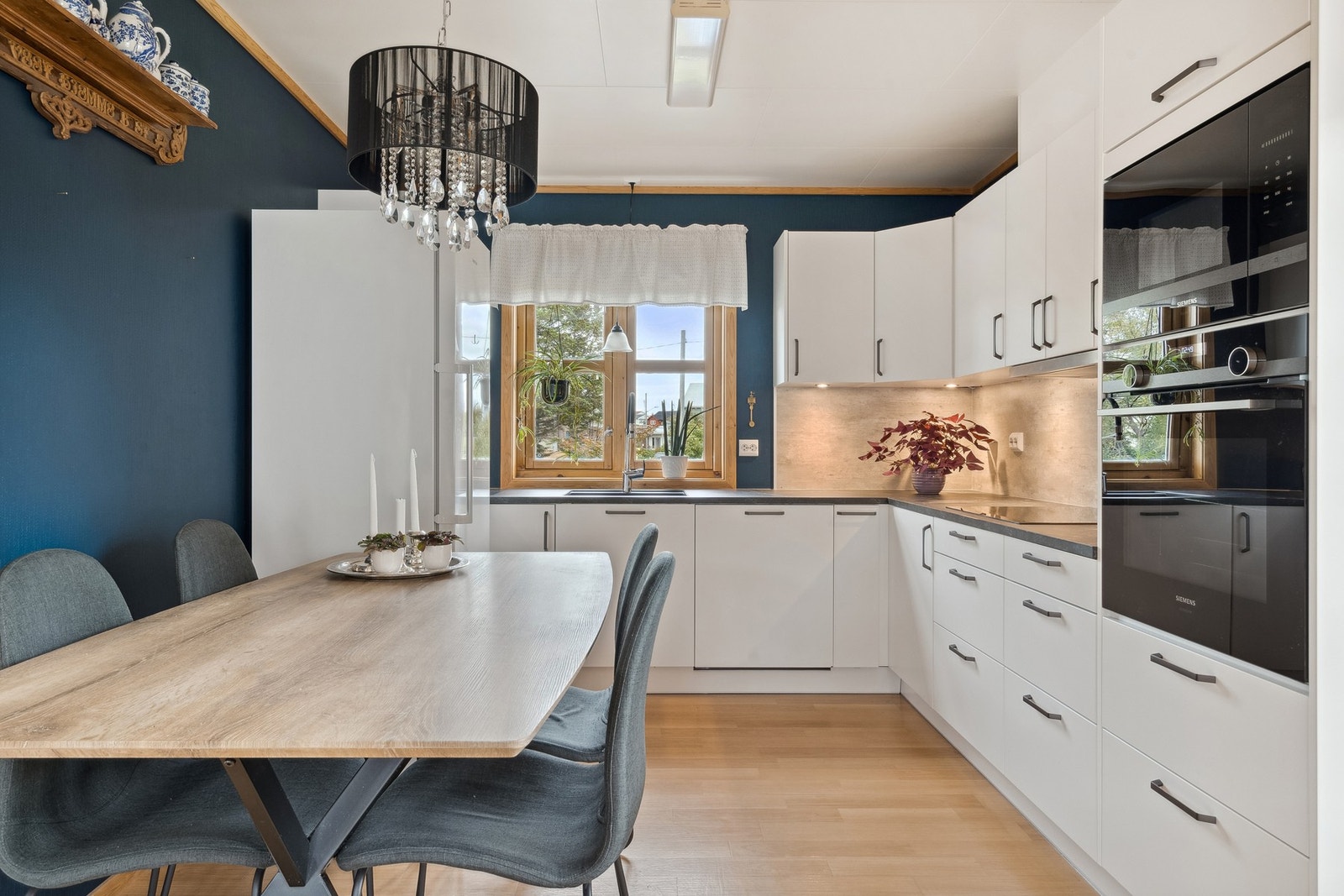 Innholdsrikt kjøkken av romslig størrelse. Her har du plass til ønsket spisegruppe. Galleribilde