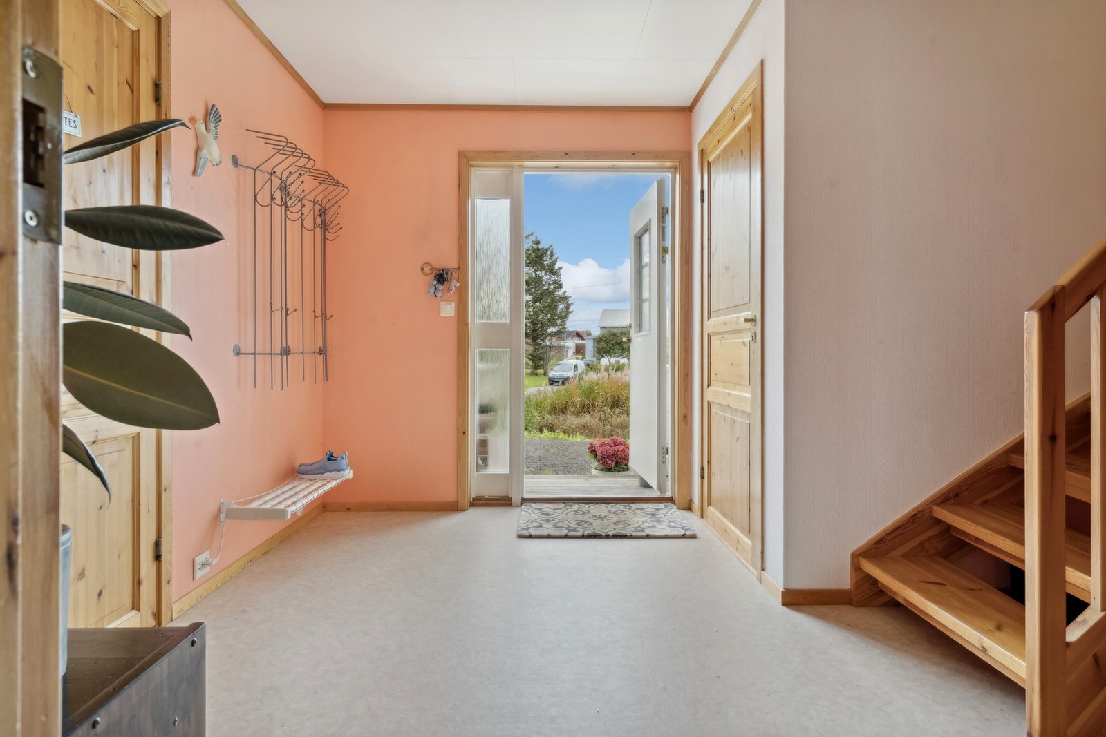 Romslig entré/hall. Galleribilde