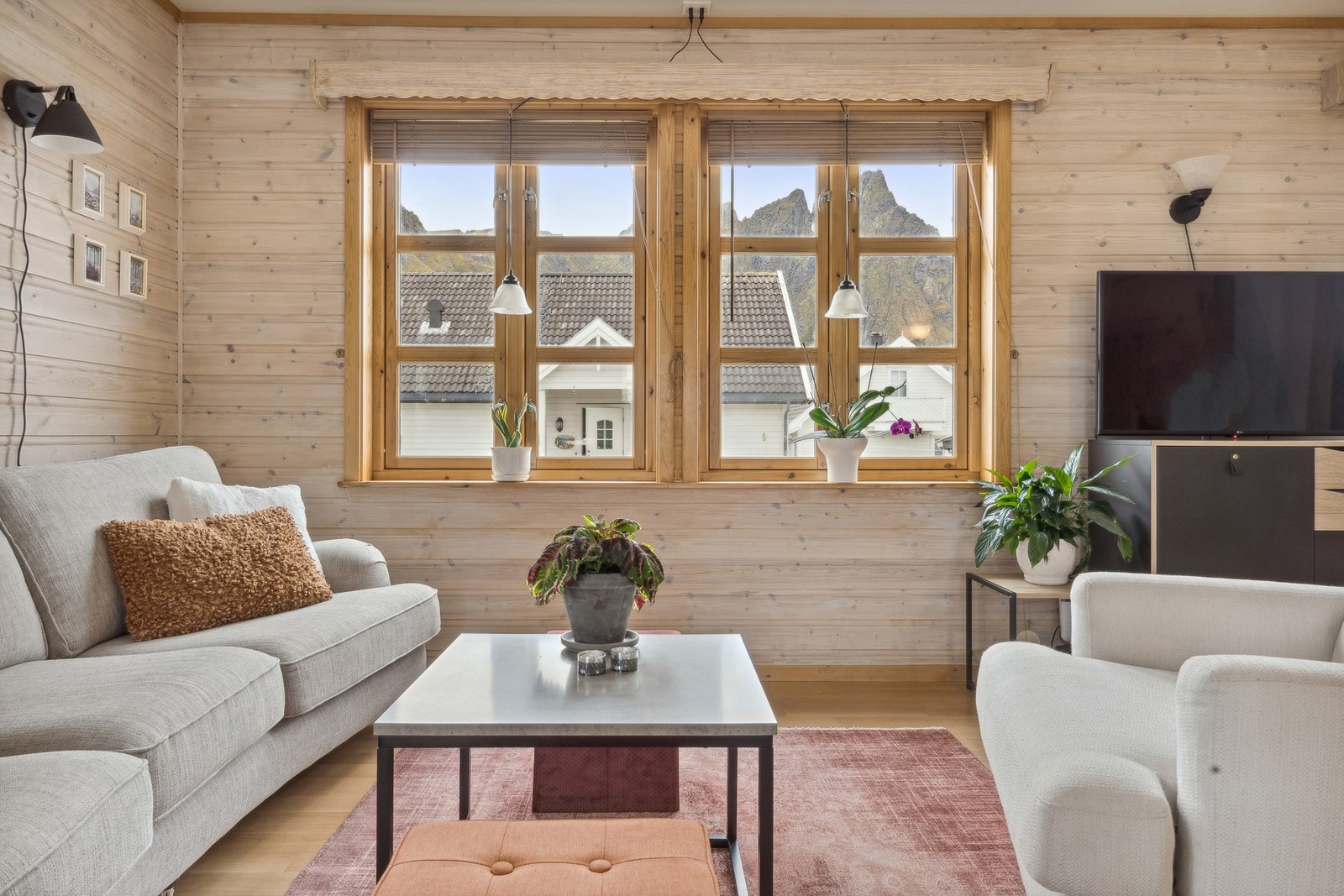 Legg merke til majestetiske Skottinden i vinduet. Galleribilde