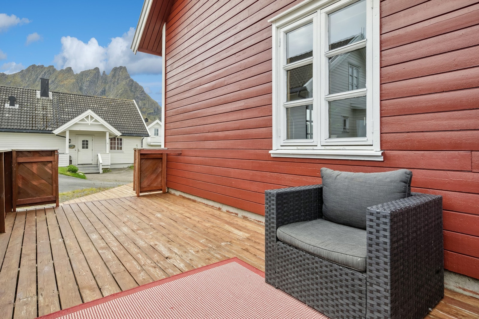 Legg merke til den flotte utsikten mot fjellrekka over Ballstad. Galleribilde