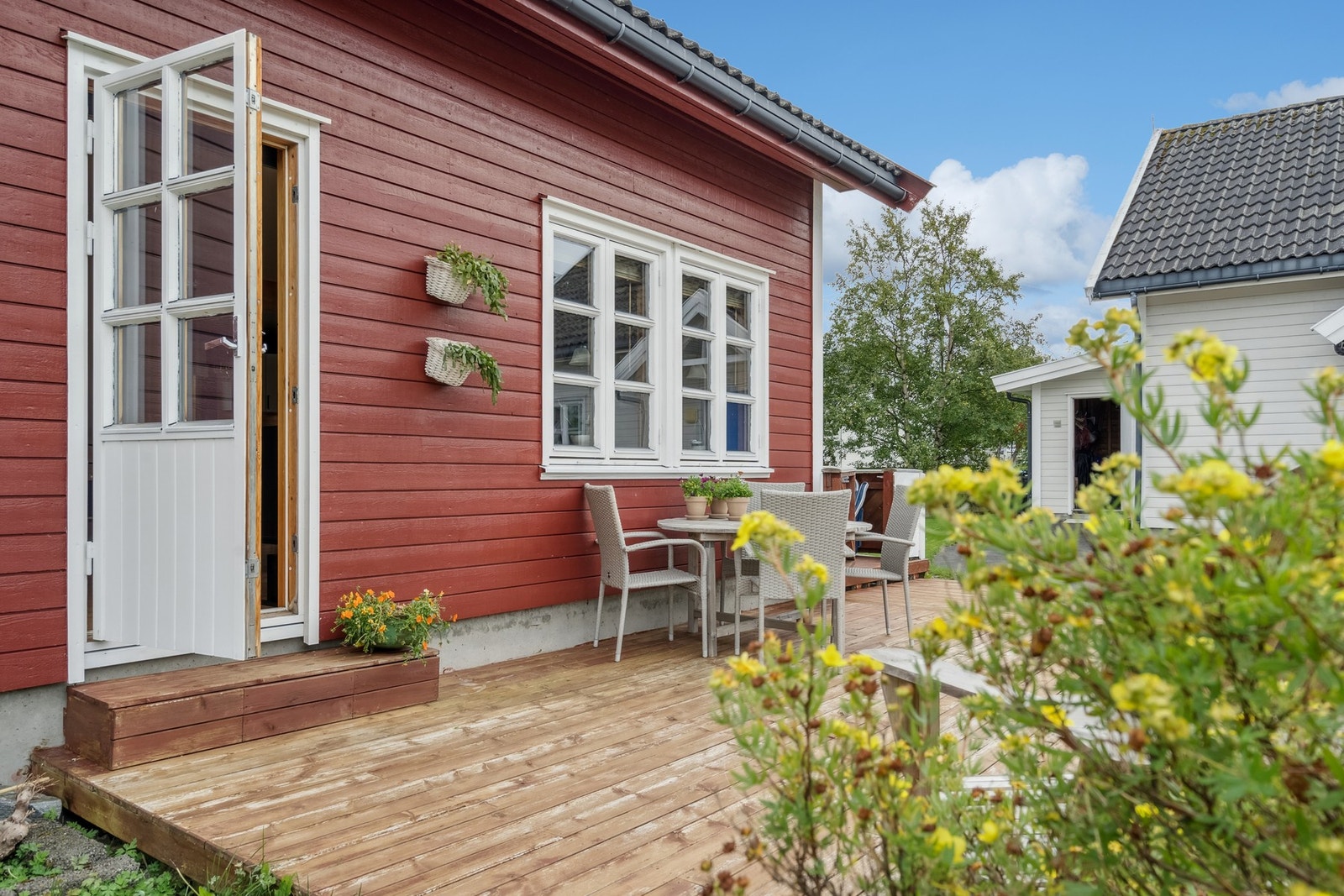 Koselig uteområde fra utgang fra stua. Galleribilde