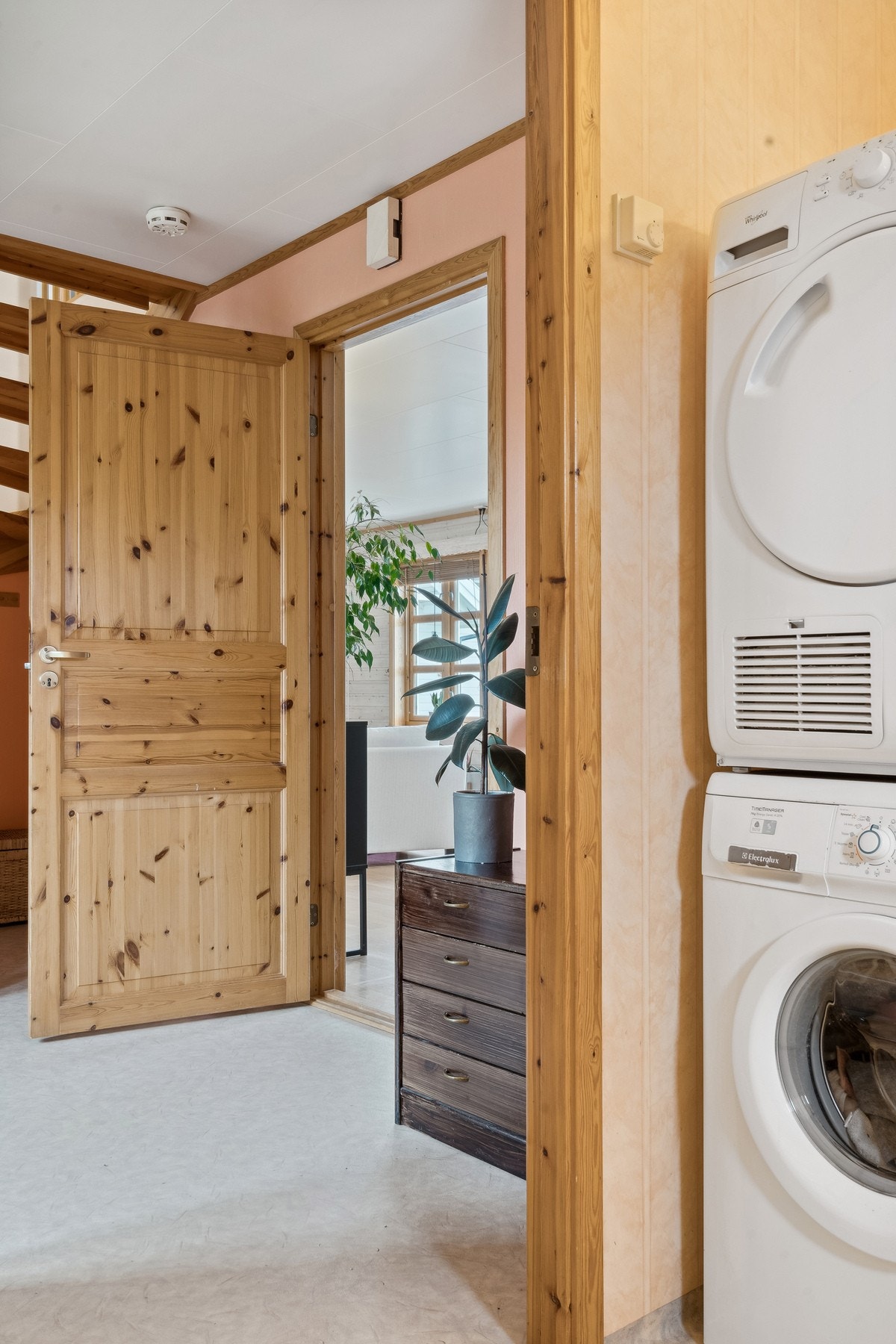 Det er opplegg for vaskemaskin på badet. Galleribilde