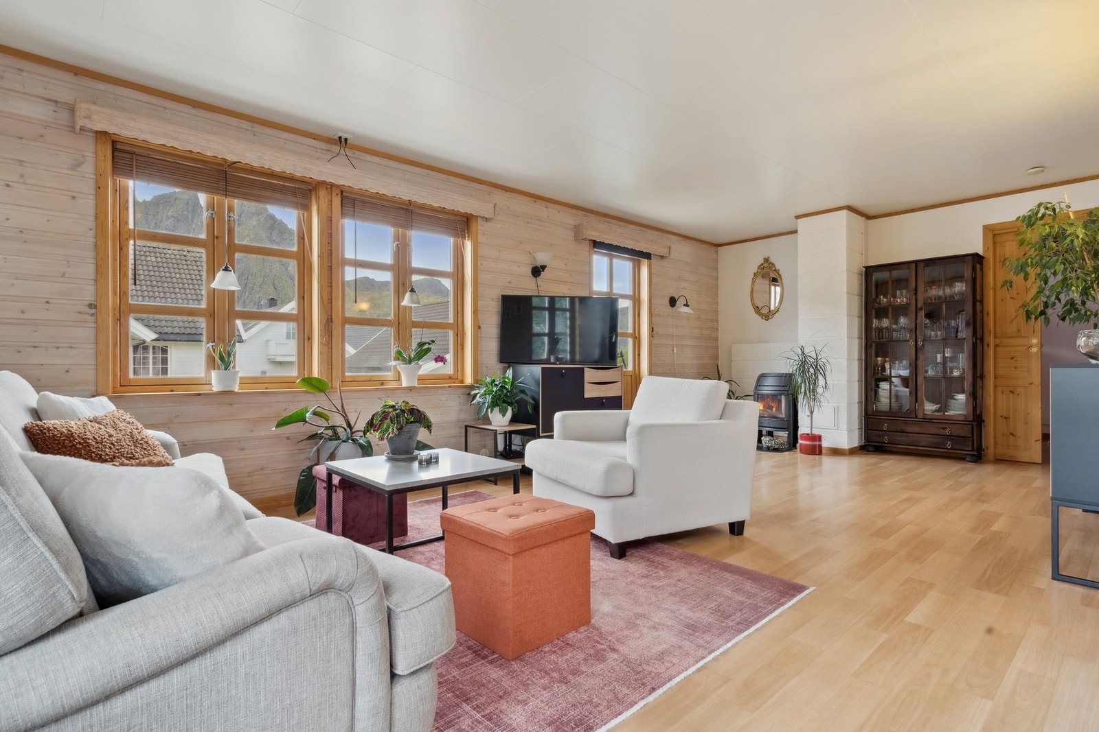 Trivelig stue som er enkelt å møblere etter ønske. Galleribilde