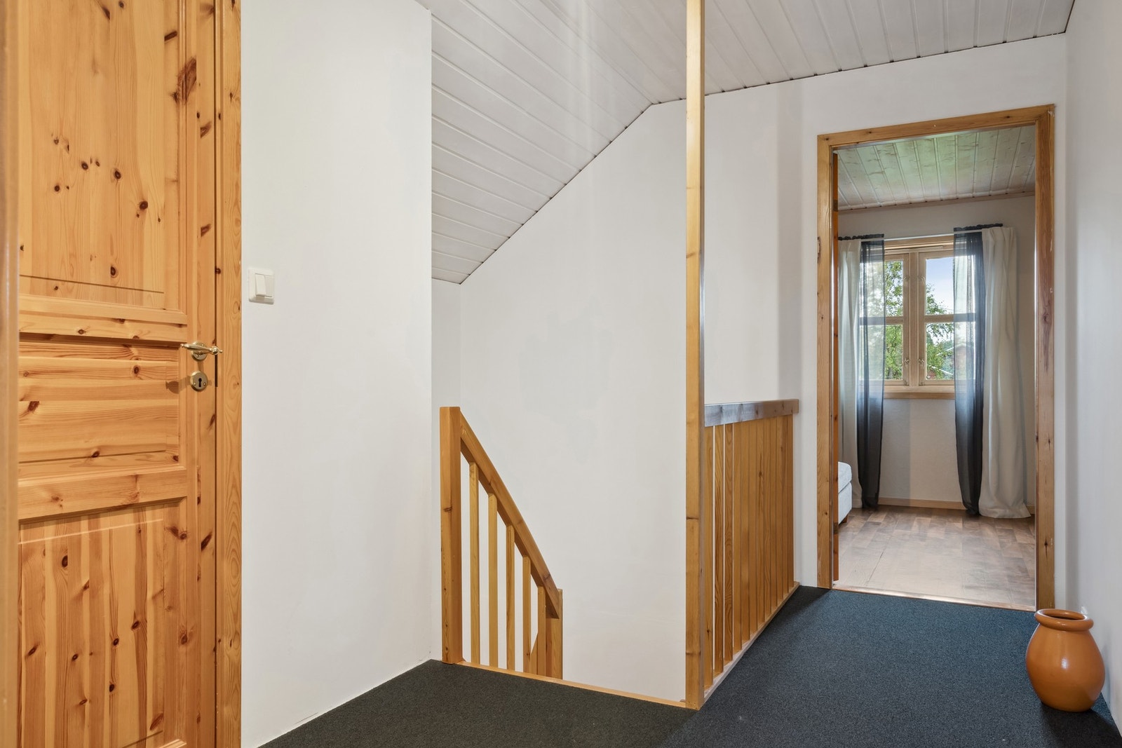 Vi tar trappen opp til loftet. Her er det adkomst til to soverom, samt bodplasser. Galleribilde