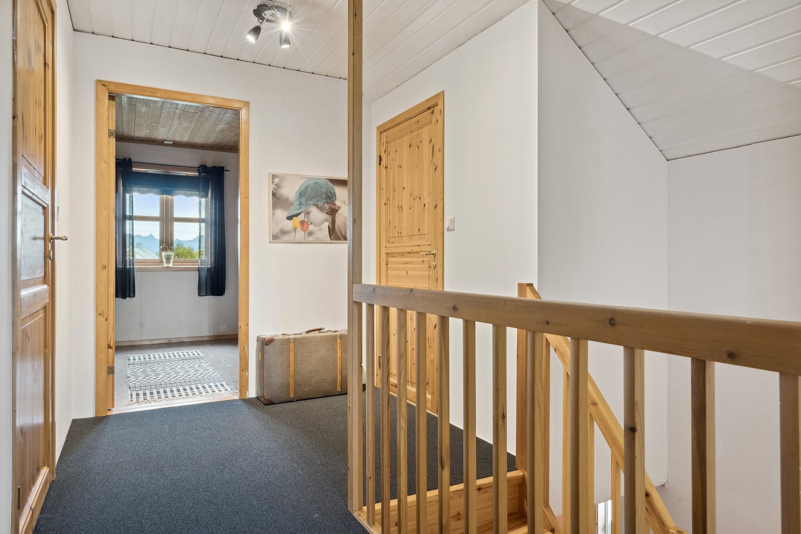 De lukkede dørene både til høyre og venstre i bildet er bodplass. Galleribilde