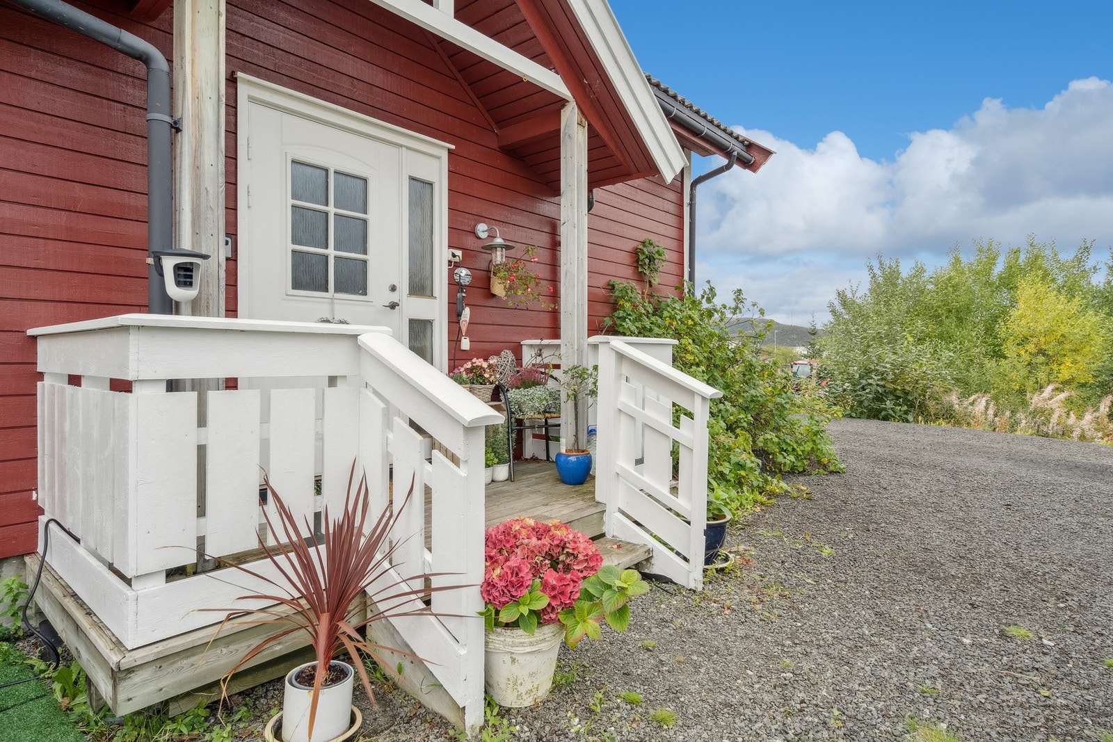 Pent opparbeidet inngangsparti med overbygg. Galleribilde