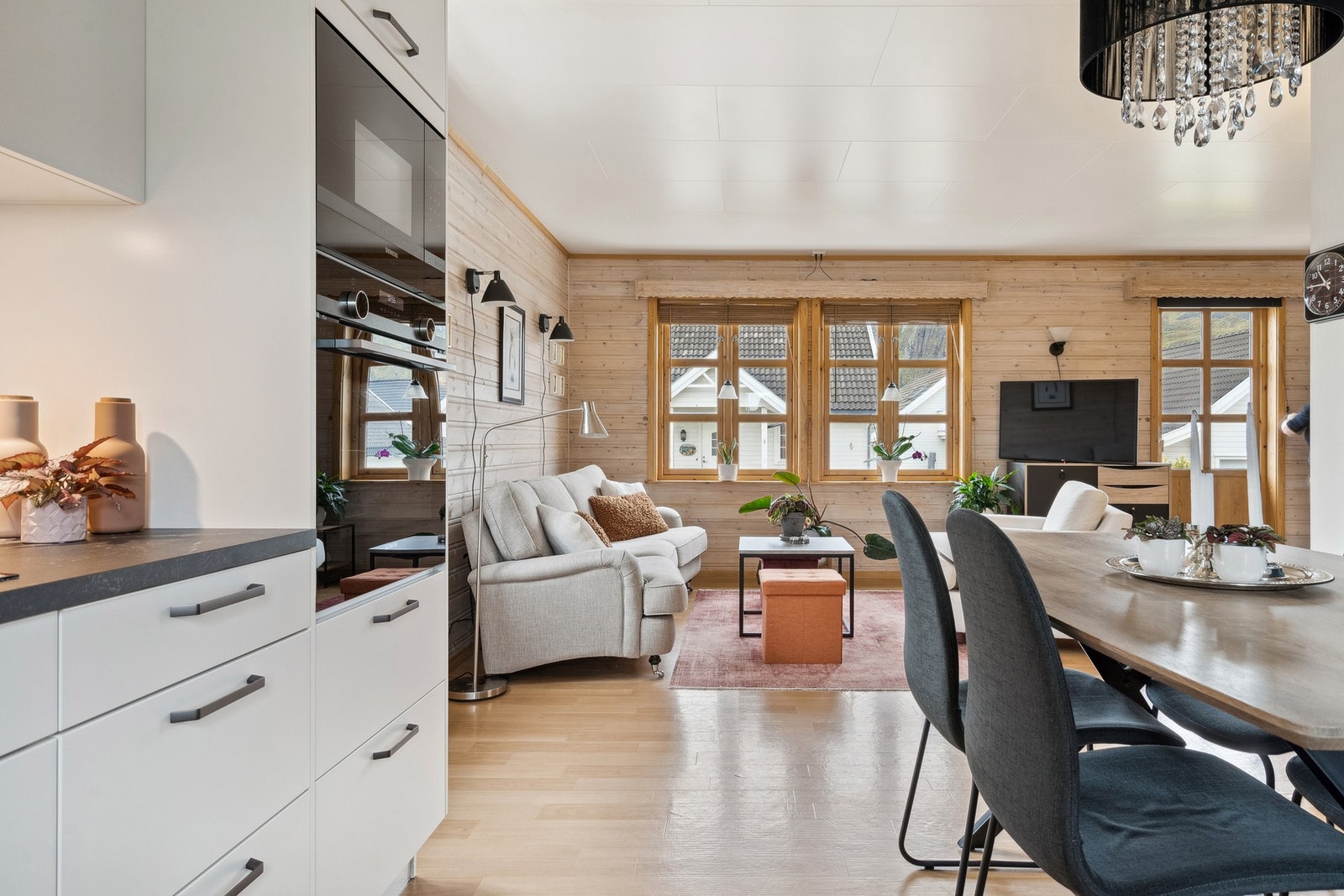 Kjøkkenet inneholder integrerte hvitevarer som platetopp, stekeovn, mikro og oppvaksmaskin. Galleribilde