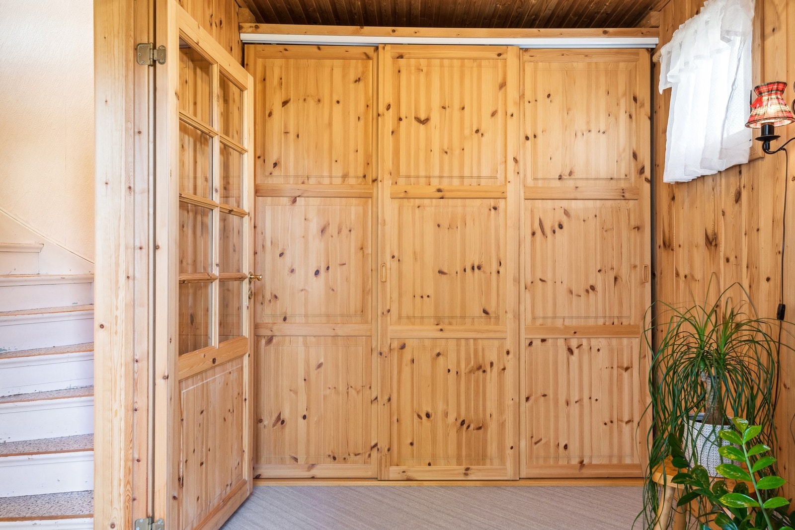 Romslig entré/vindfang på 7 kvm. med god plass til garderobe. Galleribilde