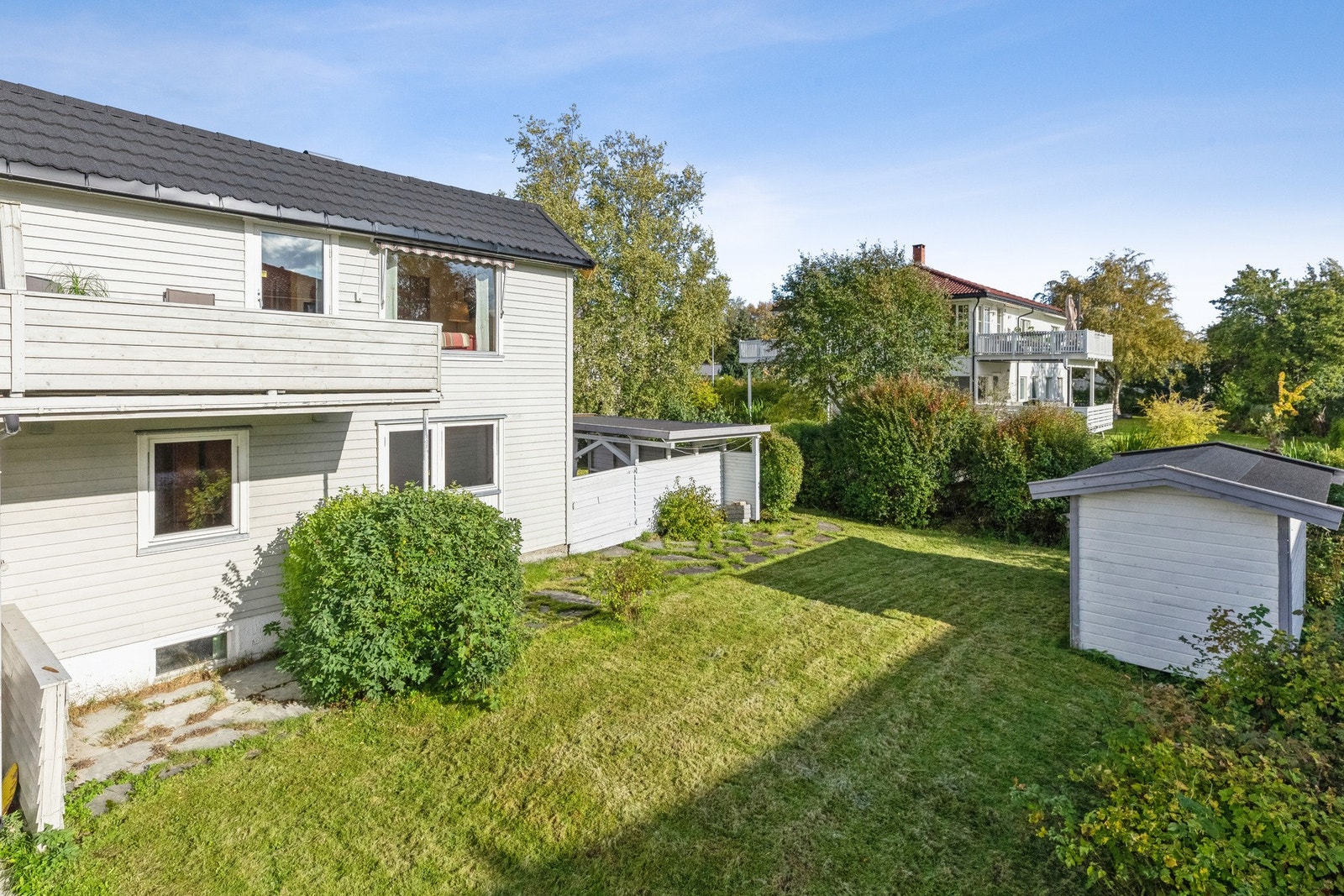 Frodig og skjermet hage med ekstra bod. Galleribilde
