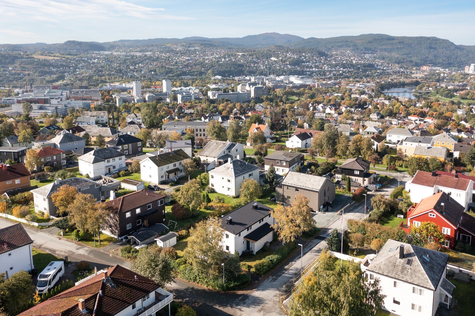 Veletablert og rolig nabolag med kort vei til NTNU, St. Olavs hospital og sentrum for øvrig. Galleribilde