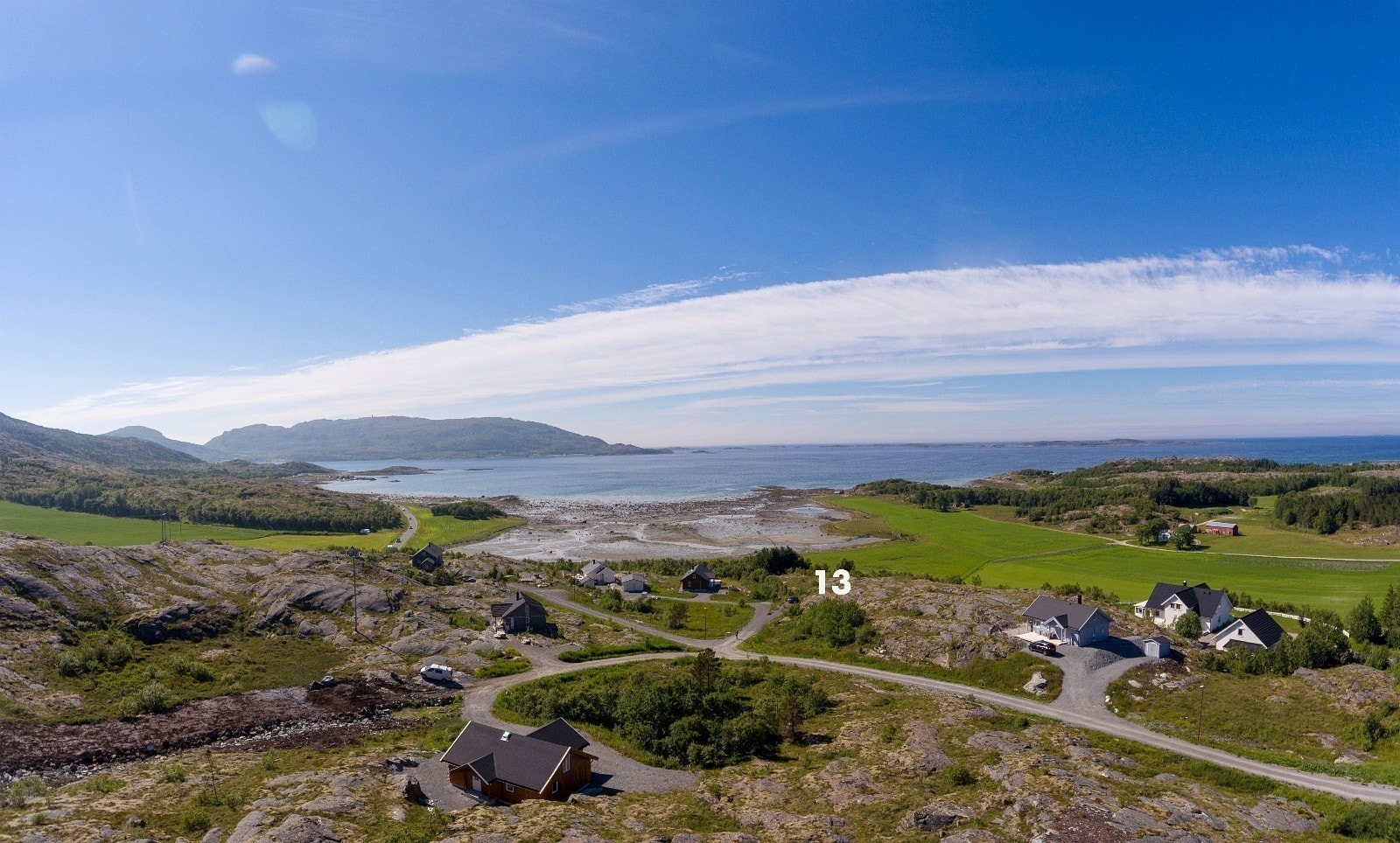 Med utsikt mot Helgelandskysten, kanskje Norges vakreste kyst Galleribilde