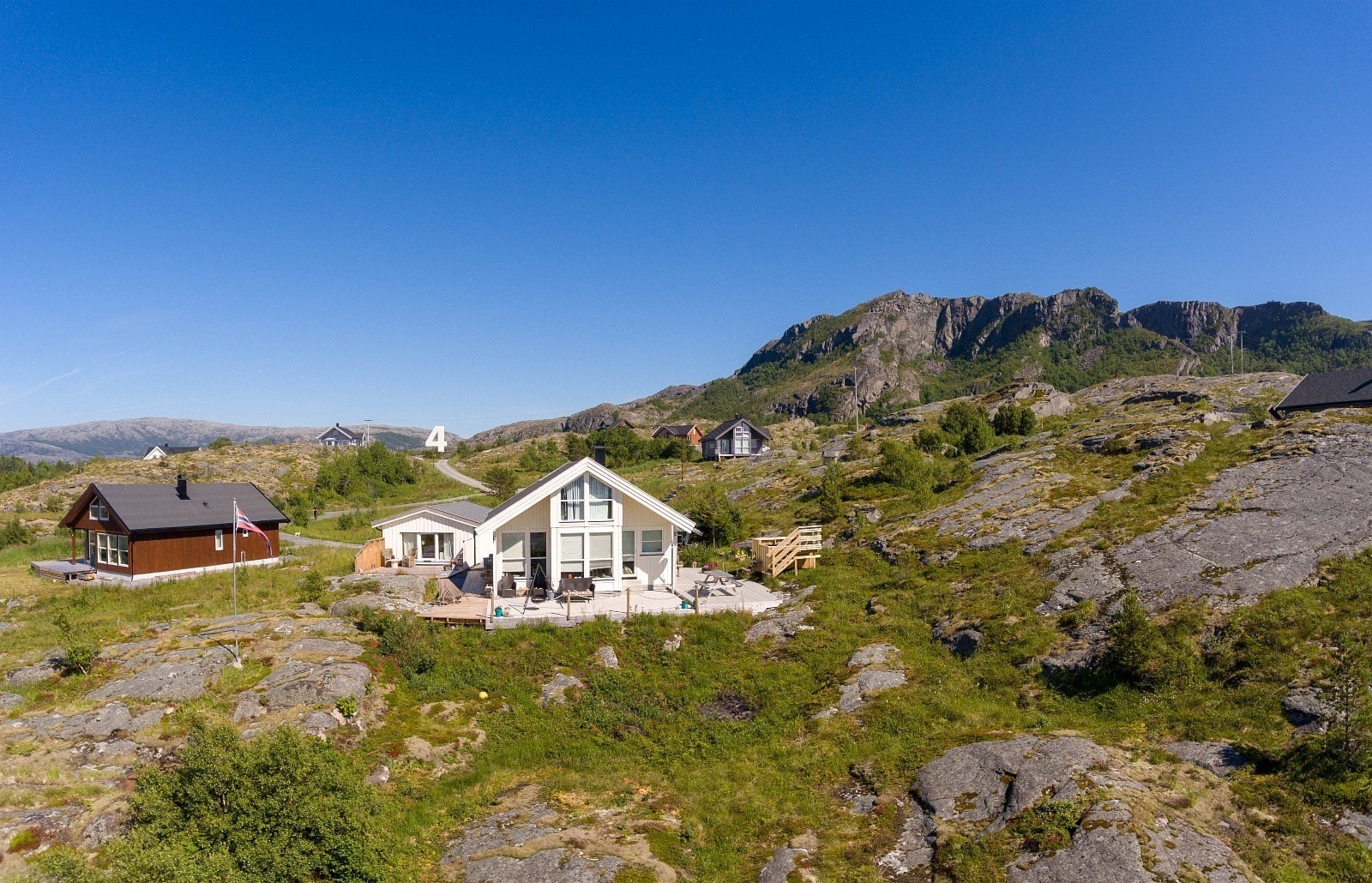 Fortsatt utsikt fra fremre del av området mot de øverst plasserte tomtene Galleribilde