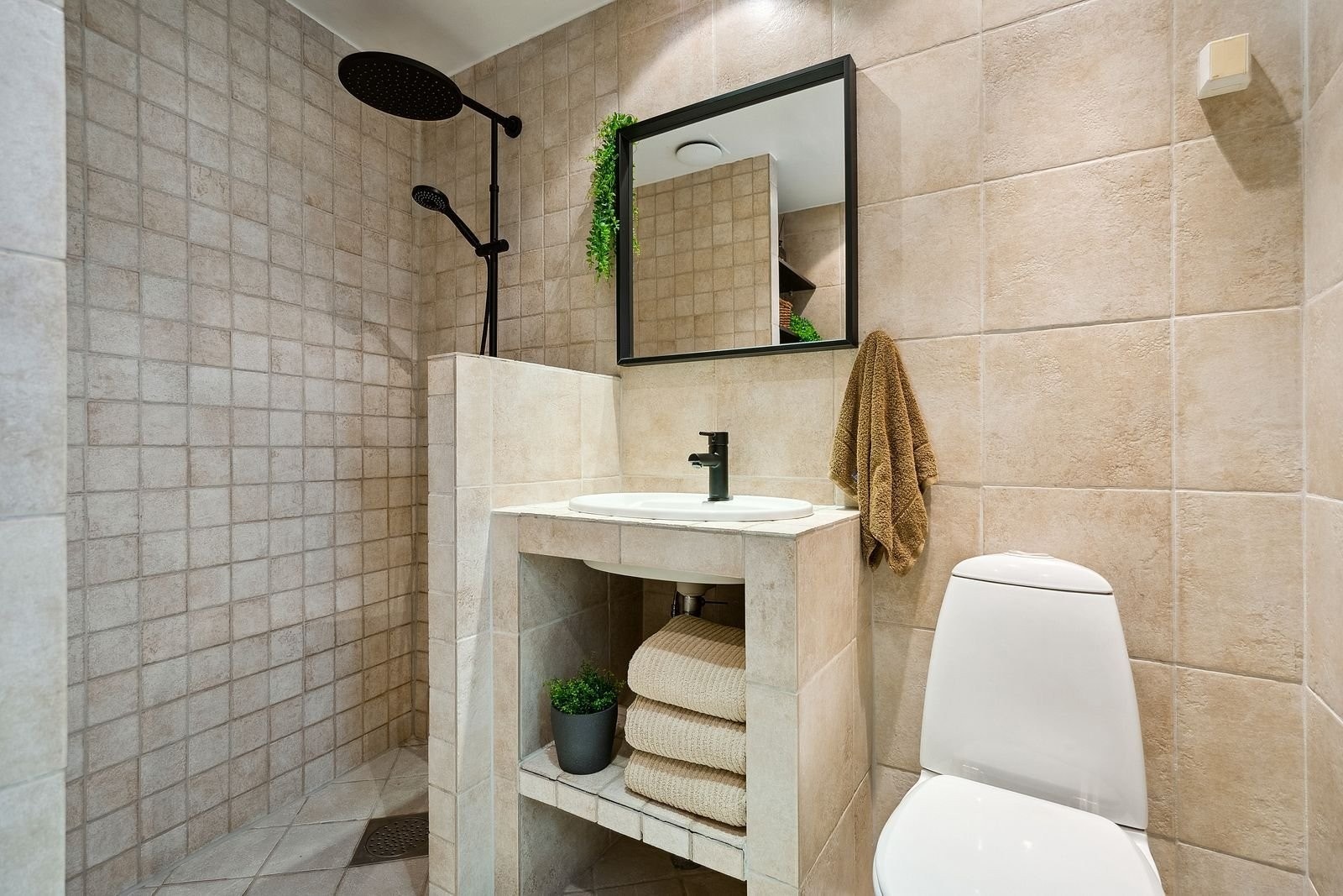 Badet er bygd i 2002/3, og er i god stand.
Flisene er pent lagt, romslig dusj og oppbevaringsmuligheter under servant. Varmekabler i gulv. Galleribilde