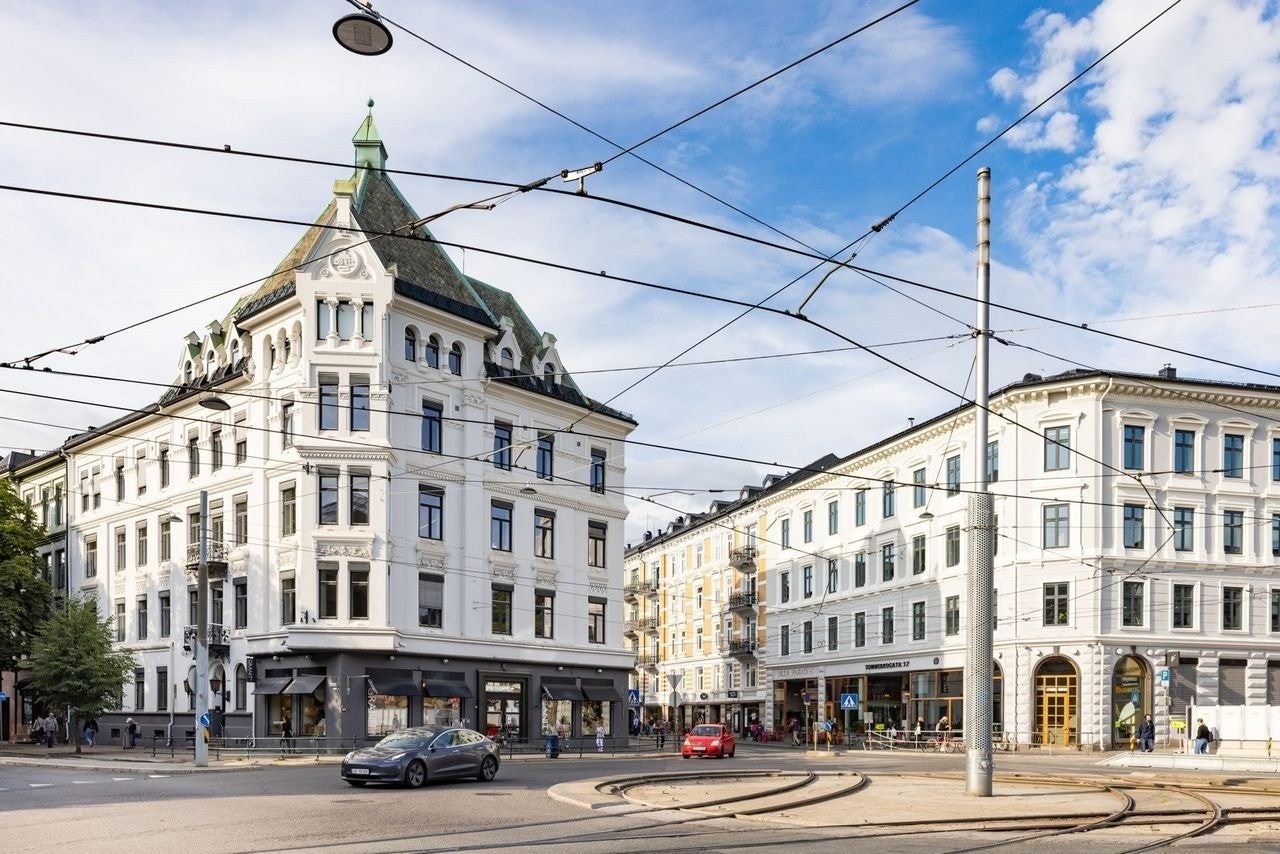Umiddelbar nærhet til knutepunktet Solli plass og store muligheter for kollektivtransport i form av buss og trikk. Solli plass er også en fantastisk destinasjon for både butikker, restauranter, kafeer og utesteder. Galleribilde