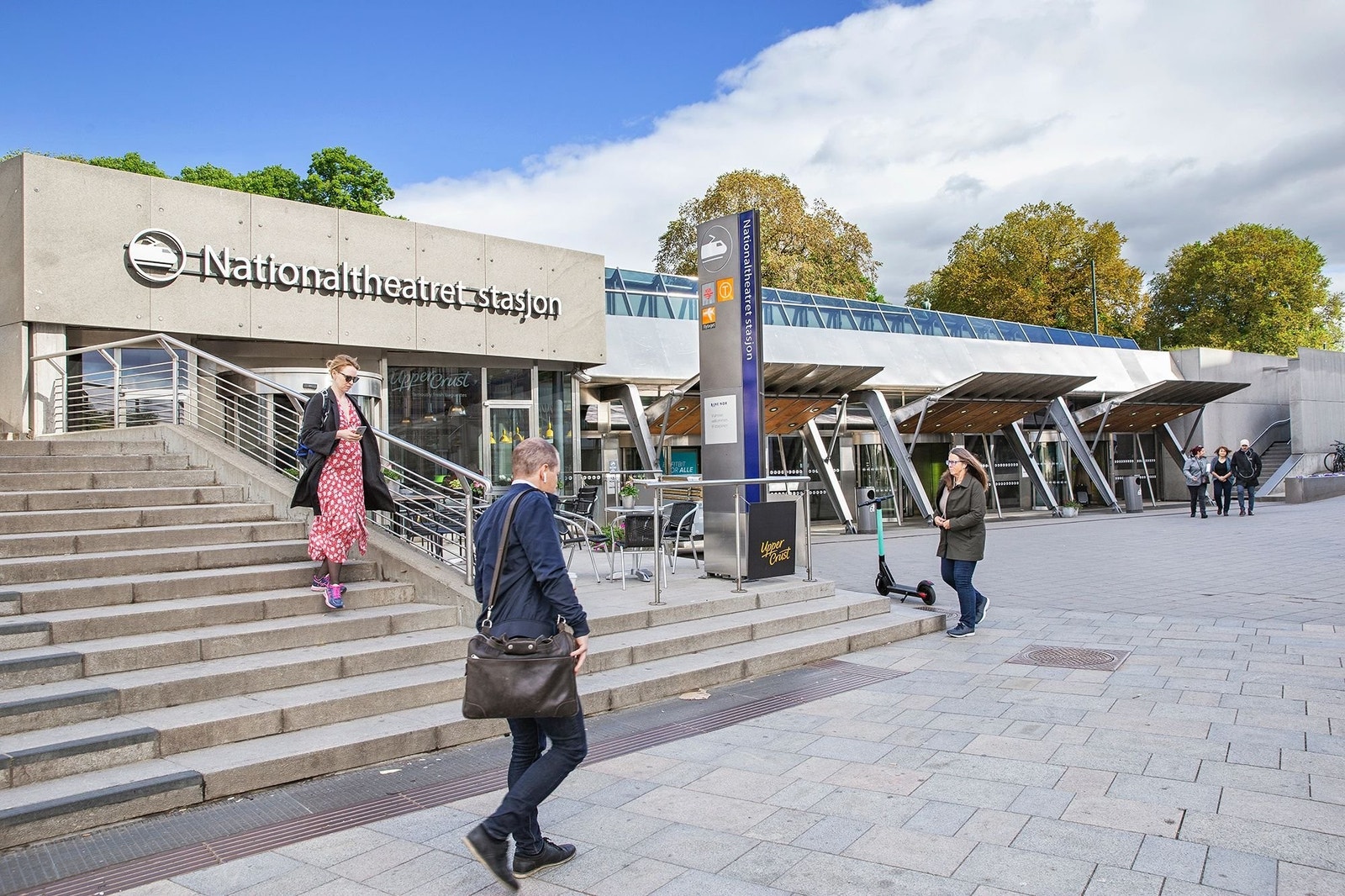Nationaltheatret stasjon (tog, t-bane, buss og trikk) ligger kun et par minutter fra leiligheten Galleribilde