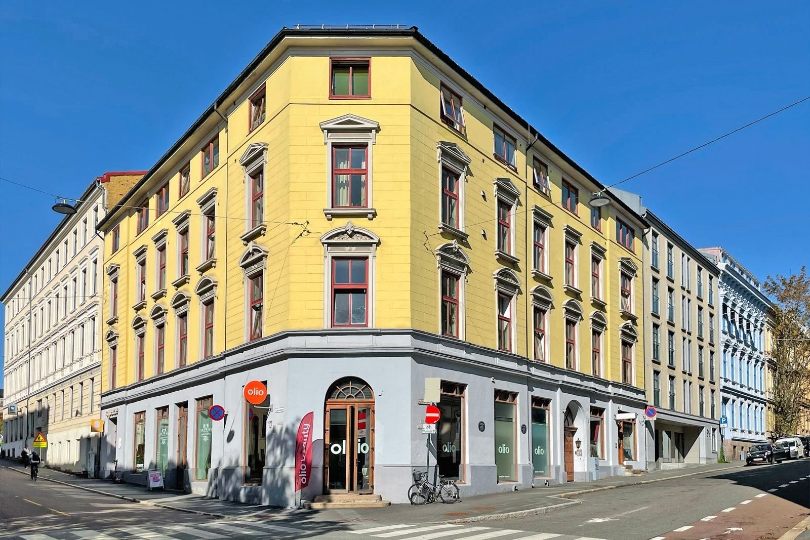 Fasade med vinduer ut mot Løkkeveien. Gaten er stengt av med bom rett nedenfor leiligheten som begrenser trafikken selv om leiligheten ligger meget sentralt til. Galleribilde