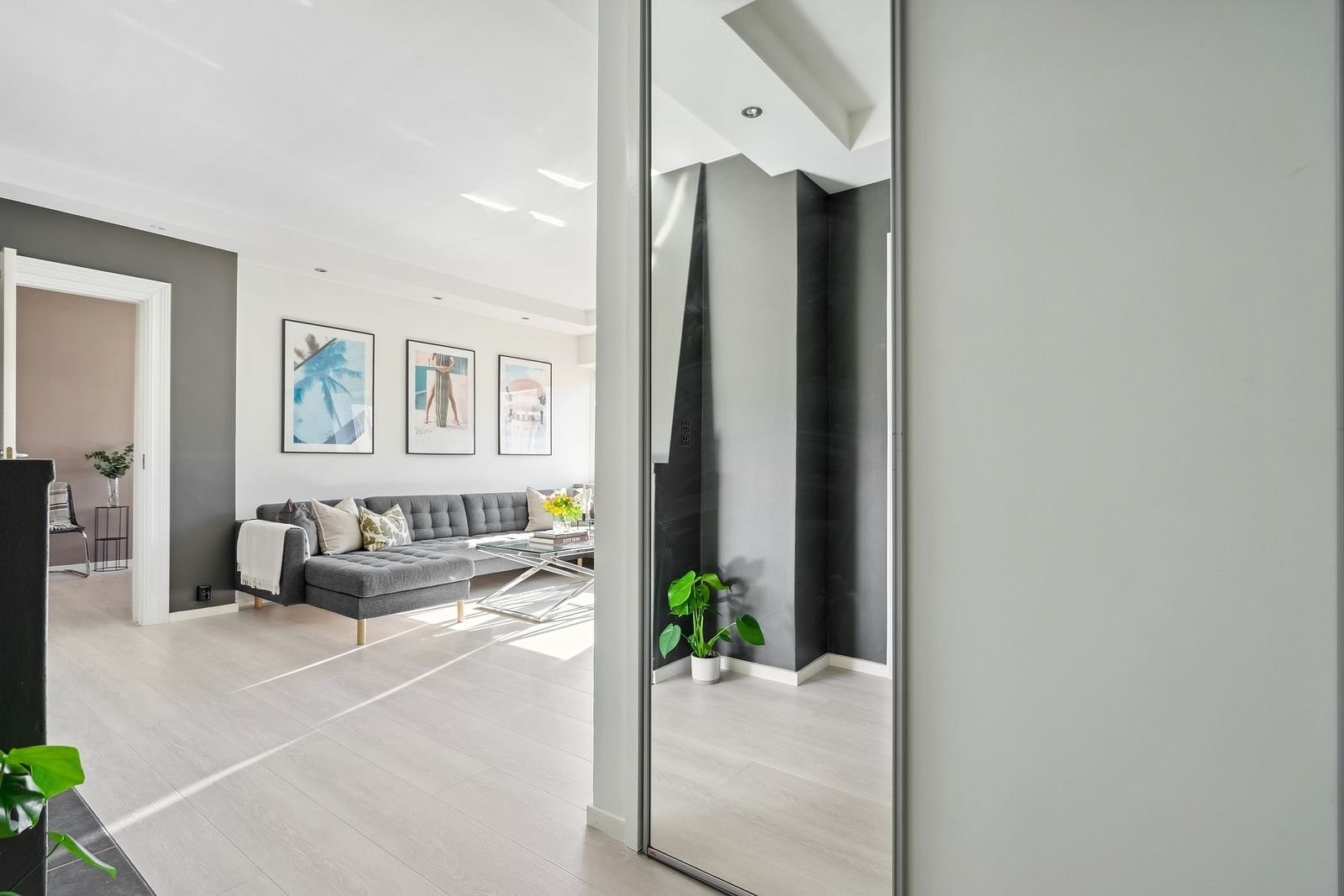 Fra inngangen er det en stor skyvedørsgarderobe i entreen, med mulighet for mye oppbevaring. Galleribilde