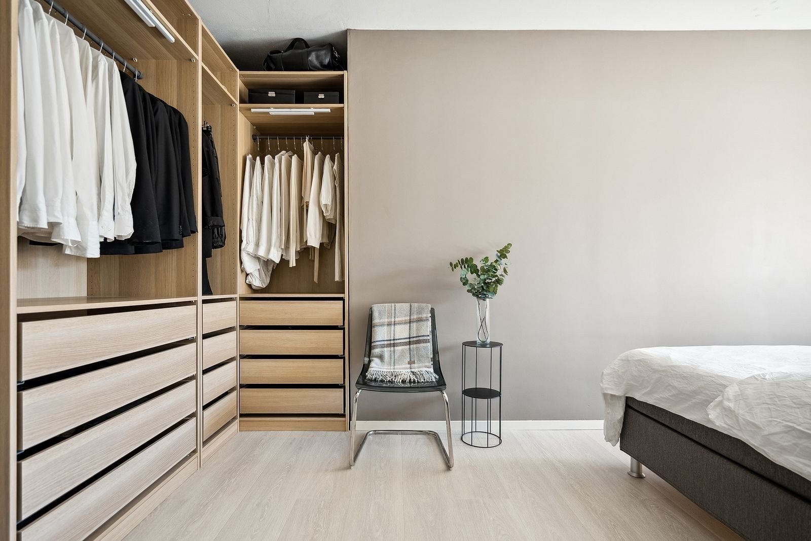 Romslig garderobeløsning med god plass for oppbevaring. Godt utnyttet planløsning med garderobe som strekker seg langs veggen, for mest mulig gulvplass. Galleribilde