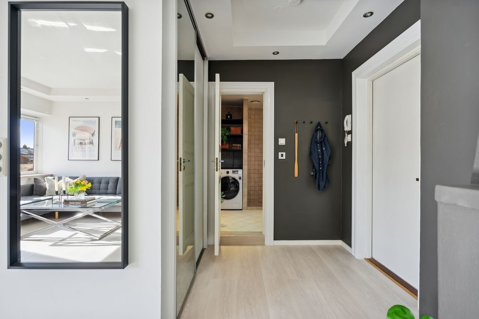 Fra stuen mot inngangsområdet, mot badet. Galleribilde