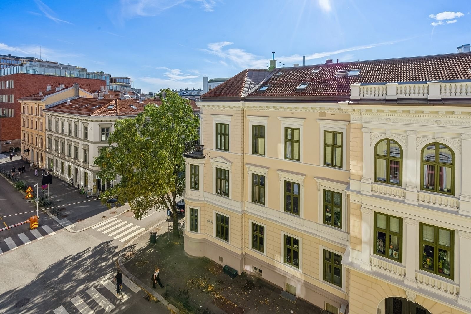 Fra leiligheten har man utsikt over taket på flere av byggene i nærheten, og får godt med sollys inn i leiligheten hele dagen. Galleribilde