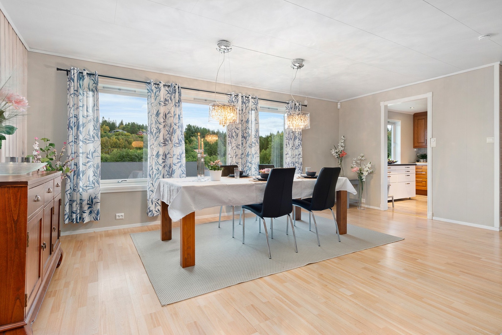 På gulvet er det laminat. Galleribilde