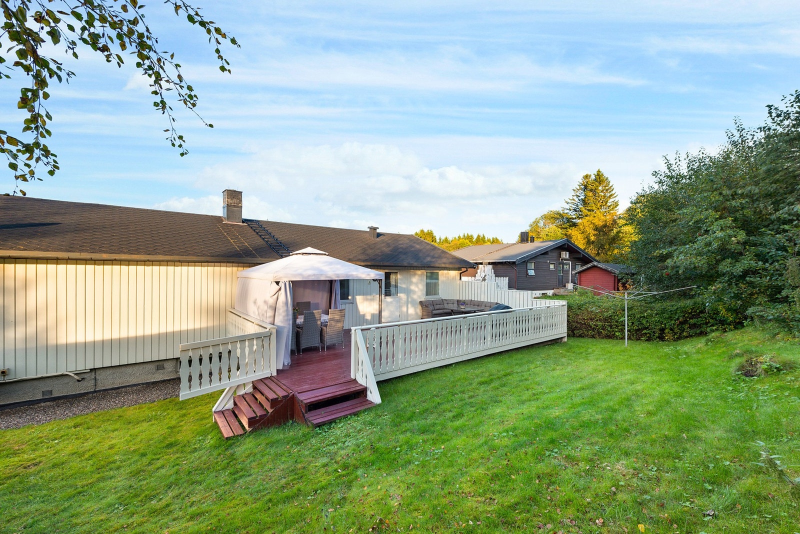 Flott terrasse og hage i bakkant av eiendommen. Galleribilde